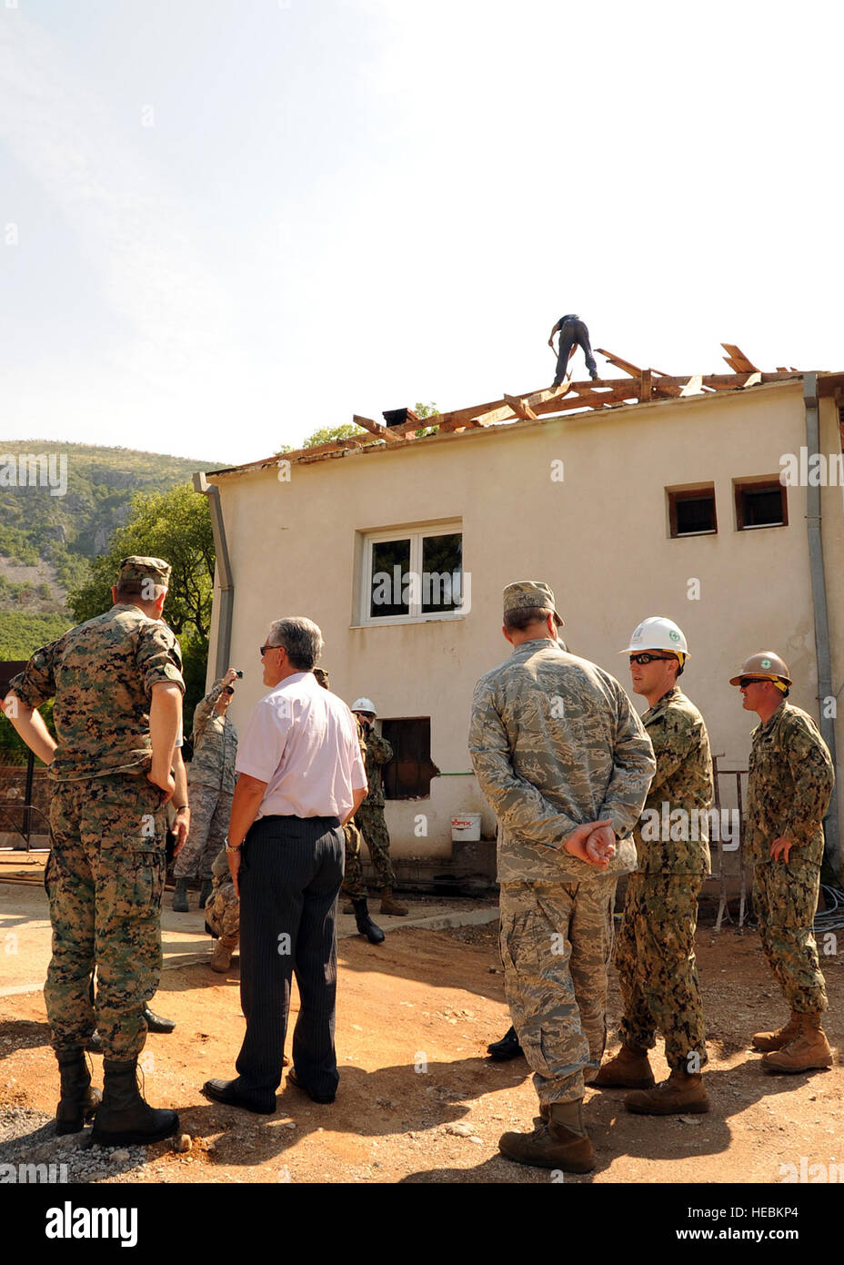 Stati Uniti e Bosnian-Herzegovinian militari membri ispezionare una scuola progetto di ristrutturazione è qui il 31 maggio. Lavoratori edili dalla base navale di Mobile Battaglione di costruzione 3 dalla porta Hueneme, California, costruito un recinto intorno al complesso militare in Capljina e ristrutturato una scuola ed allegato tutti a sostegno di resilienza condivisa 2012. NMCB 3 è un expeditionary costruzione navale elemento attualmente assegnati a U.S. Forze Navali Europa sesta flotta della task-force 68 per fornire la costruzione, ingegneria e servizi di sicurezza che supportano la strategia nazionale, navale proiezione di potenza, l'assistenza umanitaria e contin Foto Stock