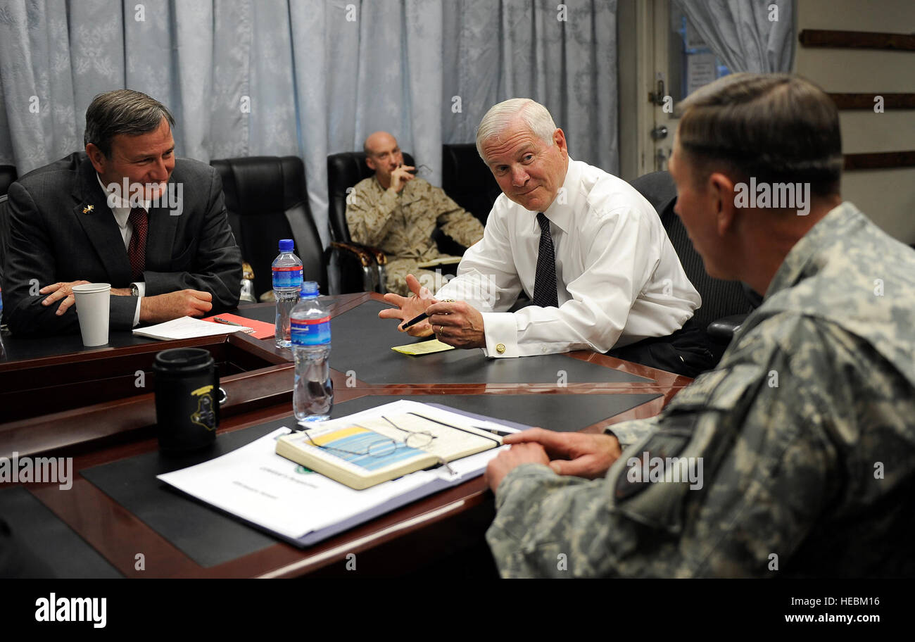 Stati Uniti Il Segretario della Difesa Robert M. Gates colloqui con gli Stati Uniti Ambasciatore Eikenberry(a sinistra) e l'esercito GEN. David Petraeus, Comandante Forza internazionale di assistenza alla sicurezza in Afghanistan nel corso di una riunione svoltasi a Camp Eggers a Kabul, Afghanistan, Sett. 2, 2010. (DoD foto di Master Sgt. Jerry Morrison, U.S. Air Force/rilasciato) Foto Stock