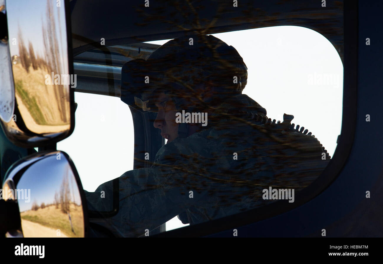 Senior Airman Franklin Sloat, 791st Missile delle forze di sicurezza risposta squadron leader di forza, esamina l'interno di un payload transporter durante un esercizio a Minot Air Force Base, N.D., 15 maggio 2014. Riconquista e esercizi di recupero fornire difensori un opportunità di treno per alcuni scenari. (U.S. Air Force foto/Senior Airman Brittany Y. Auld) Foto Stock