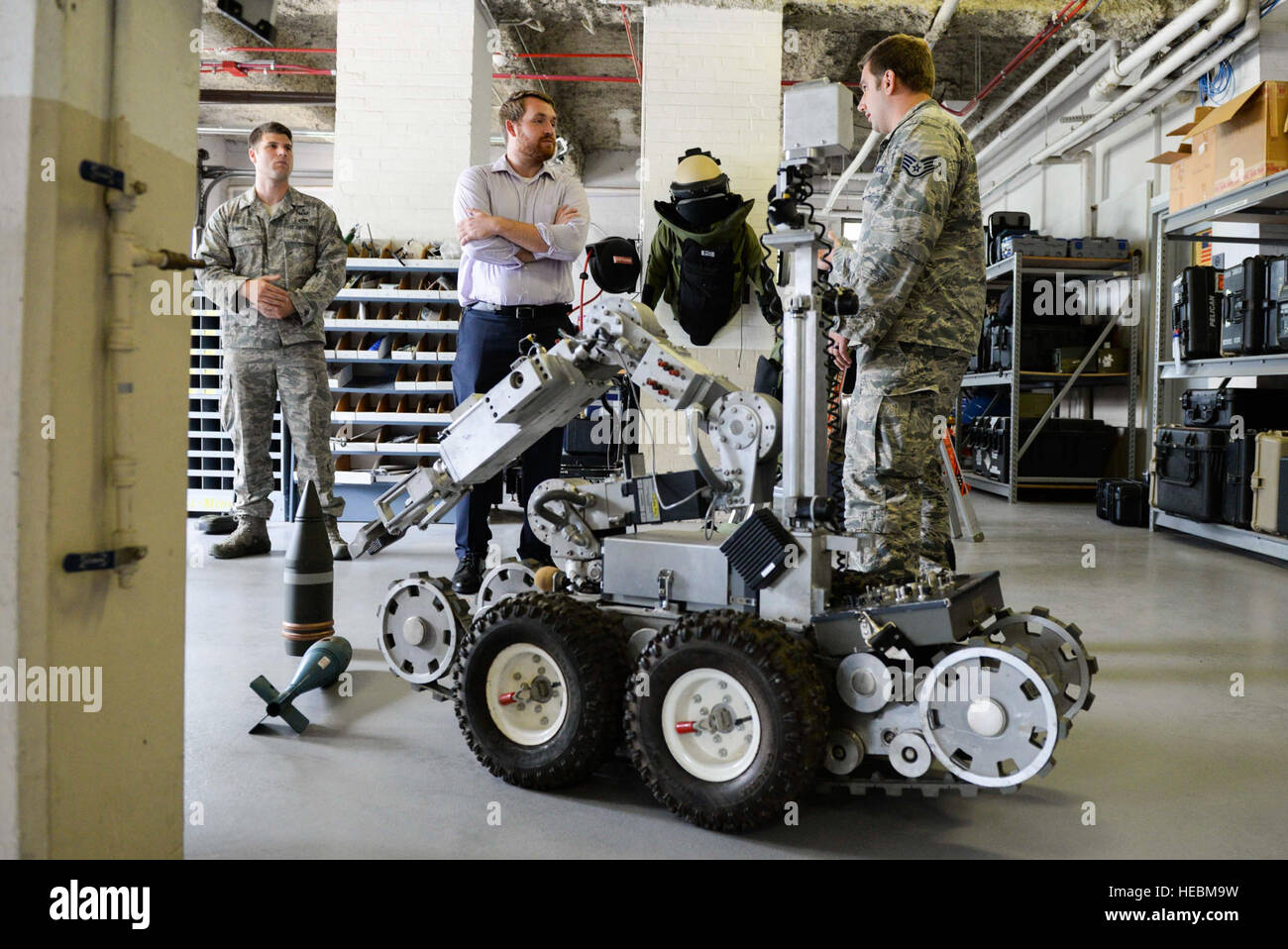 Il personale Sgt. Nicholas Scheer, 788th ingegnere civile Squadron, esplosiva ordinanza tecnico di smaltimento mutandine Geoff Daniels, Southwest Ohio Rappresentante Regionale per gli Stati Uniti Il Sen. Sherrod Brown, sulla capacità di uno dei loro robot durante un tour di Wright-Patterson Air Force Base, Ohio, 26 luglio 2016. In aggiunta alla EOD, Daniels ha visitato anche la 88squadrone di comunicazione e altre posizioni. (U.S. Air Force foto di Wesley Farnsworth) Foto Stock