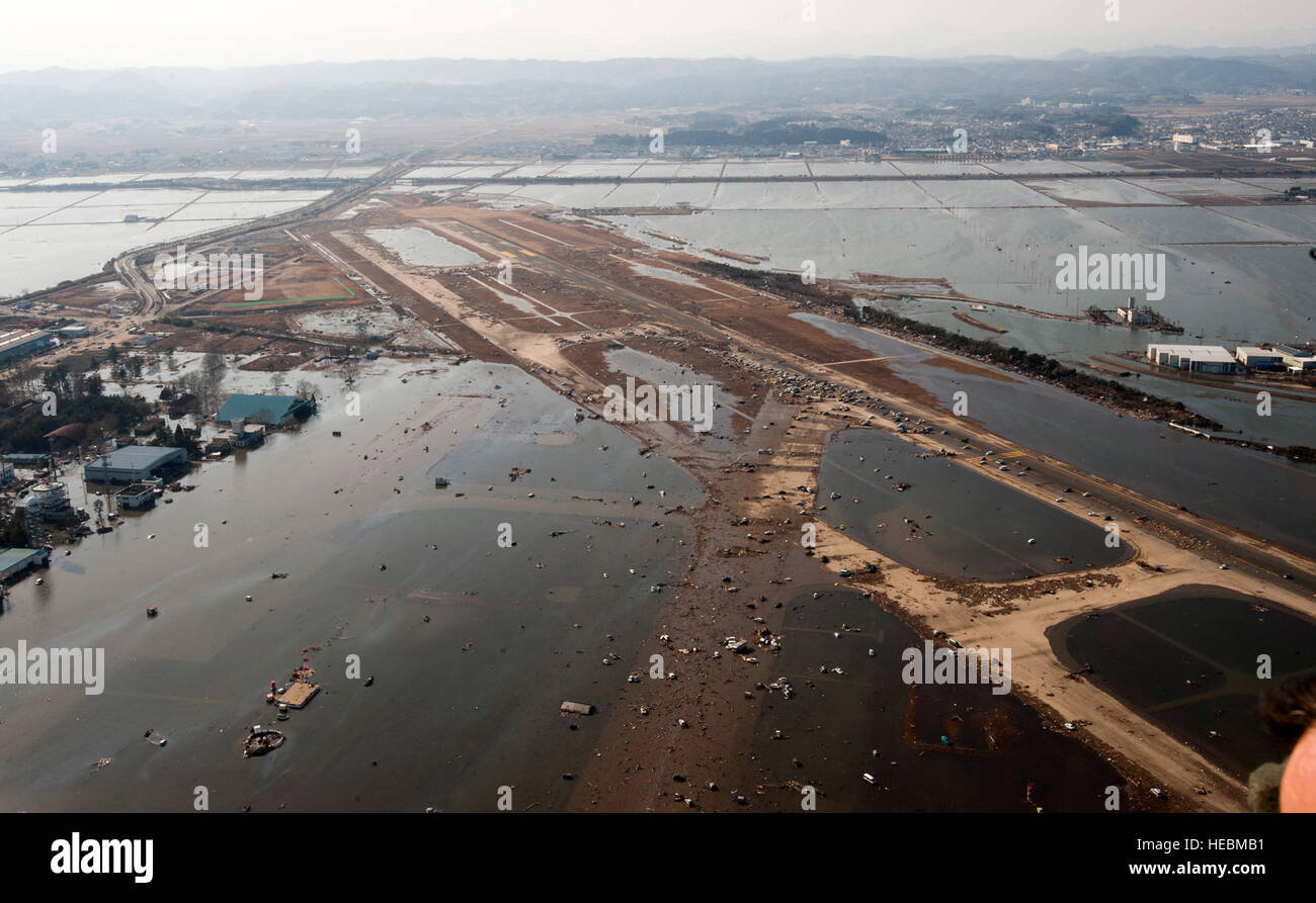 I detriti e acqua copre la maggior parte dell'Aeroporto di Sendai, Giappone, 13 marzo 2011, dopo il 8,9-grandezza del terremoto e del conseguente tsunami che ha colpito la regione. (U.S. Air Force foto/Staff Sgt. Samuel Morse) Foto Stock
