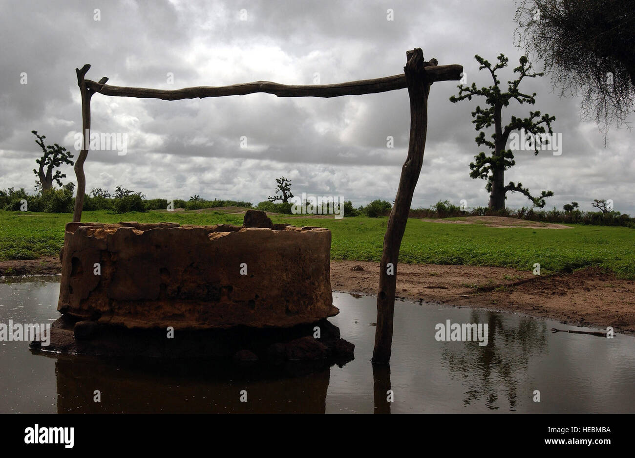 Questa piccola mano scavò bene acqua è la sola fonte di acqua per un piccolo villaggio situato nella periferia di Dakar, Senegal. Fotografia scattata a sostegno della Joint Task Force (JTF) Liberia. Foto Stock