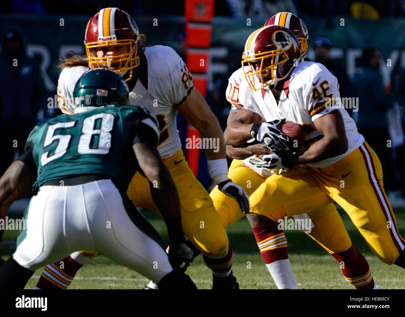 Washington Redskins running back Alfred Morris richiede un trasferimento da quarterback Robert Griffin, III durante un gioco di NFL contro il Philadelphia Eagles al Lincoln Financial Field di Philadelphia, a Dic. 23, 2012. Morris si precipitò per 92 metri e un touchdown come Redskins sconfitto gli Eagles da 27 a 20. (U.S. Air Force foto di Tech. Sgt. Chuck Walker) Foto Stock