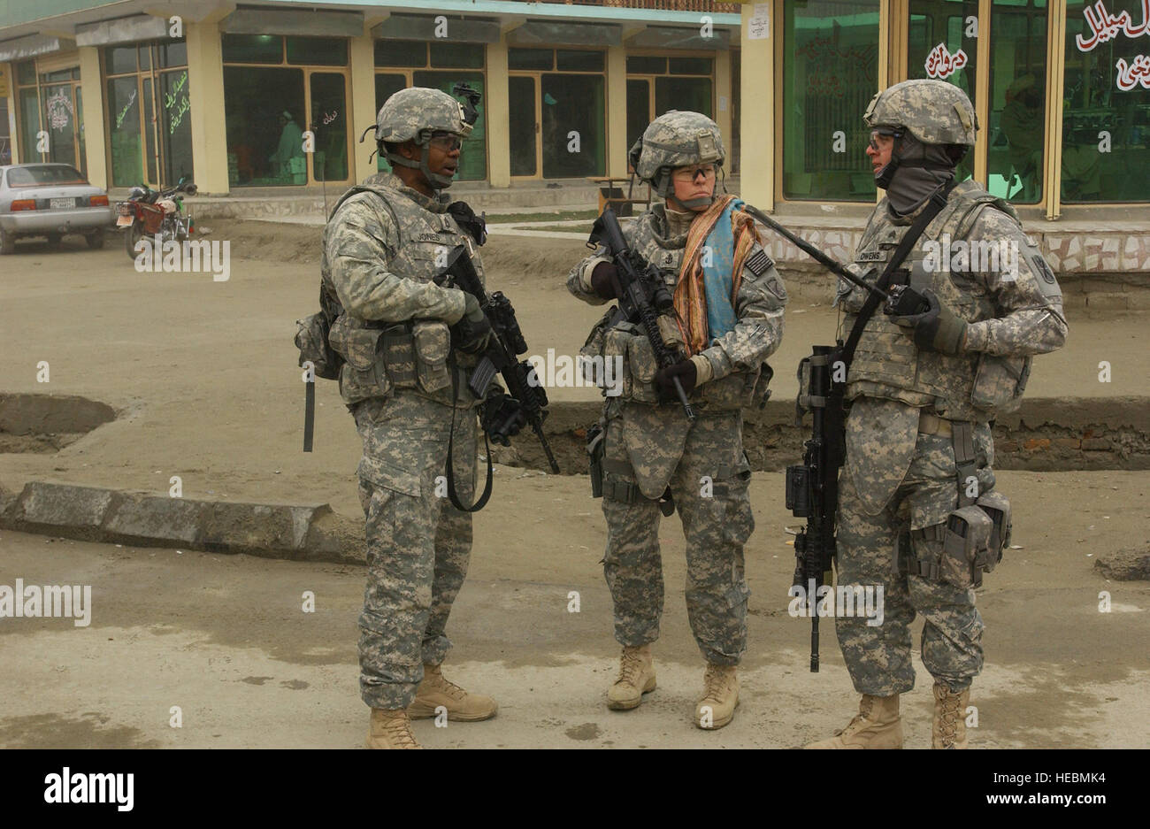 Ricostruzione Paktika i membri del team Sgt. 1. Classe Jermaine Jones (sinistra), Chief Petty Officer Rhonda Harms (medio), e Sgt. Robby Owens (a destra), pattugliano le strade di Sharana mentre la consegna delle forniture di donne e di bambini vestiti, scarpe e giocattoli 7 Marzo in preparazione per la Giornata internazionale della donna eventi che si terrà il giorno successivo presso il direttore per gli Affari delle donne nel composto Sharana. Harms è il reparto delle comunicazioni la testa per il PRT e viene distribuito dalla Naval Operations Support Center di Austin in Texas, Navy MONTANTE CENTRALE A, dove ella è le operazioni/Informatica D Foto Stock