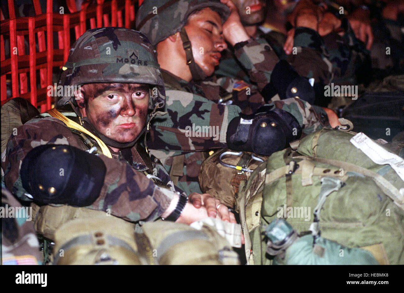 Un paracadutista del 1° Battaglione, 508th della brigata di fanteria (Airborne Combat Team) sembra essere sveglio mentre altri intorno a lui riposo durante il loro volo per il bunker nella zona di caduta in una trentasettesima Airlift Squadron (COME) C-130 Hercules. La trentasettesima come previsto nella critica-theatre airlift per oltre 600 US Army paracadutisti da Vicenca, Italia, il sud della Task Force europea. Foto Stock