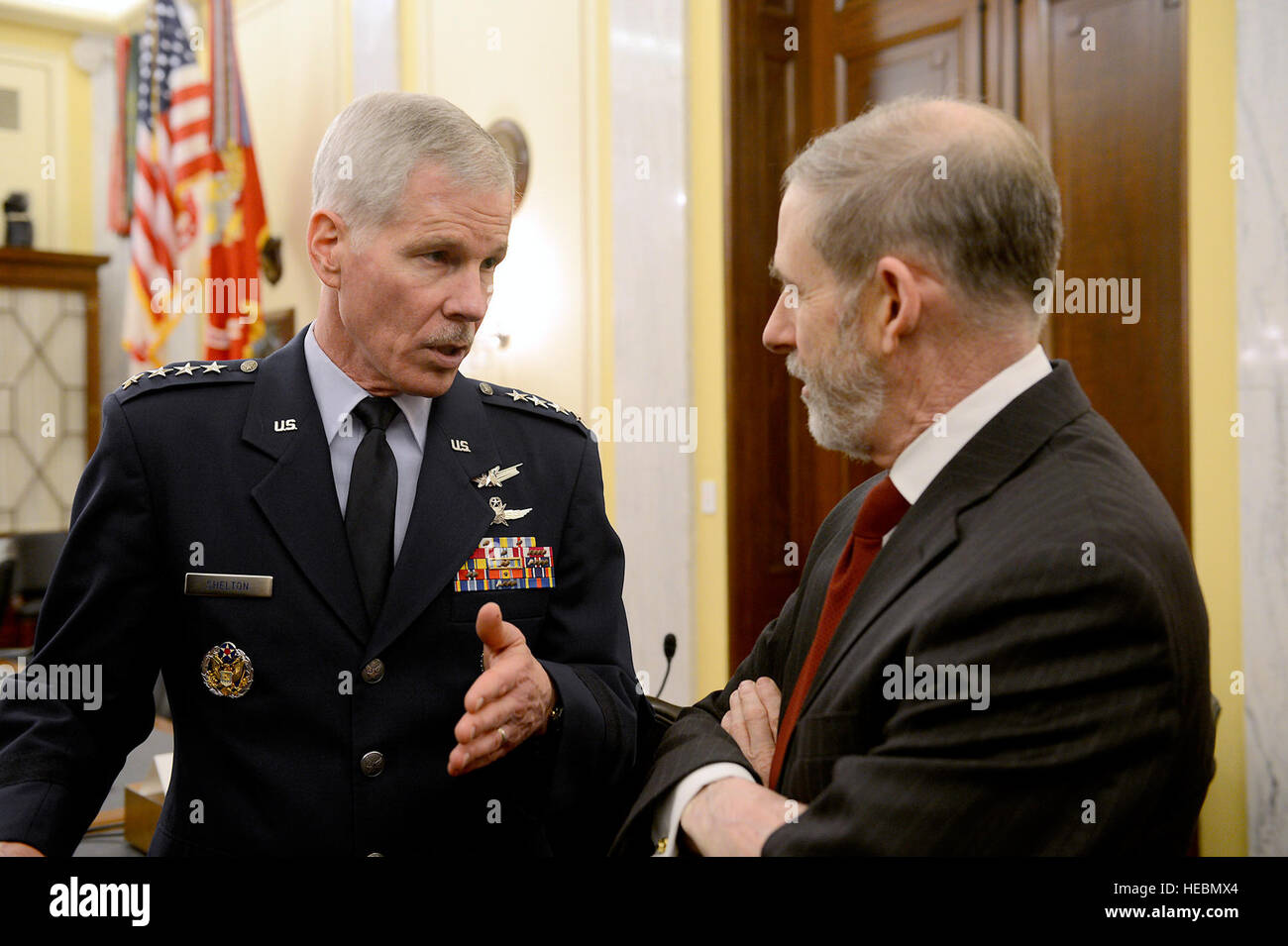 General William L. Shelton, Commander, Air Force Space Command, Peterson Air Force Base, Colo., colloqui con Douglas L. Loverro, Vice Assistente Segretario della Difesa per la politica spaziale, prima che essi hanno testimoniato nella parte anteriore di U.S. Comitato del Senato sulle forze armate della sottocommissione sulle forze strategiche Marzo 12, 2014, a Washington D.C. Shelton e Loverro testimoniato su spazio militare programmi nel riesame della difesa la richiesta di autorizzazione per l'anno fiscale 2015 e il futuro programma di difesa. Tre altri testimoni hanno testimoniato: il dott. John A. Zangardi, Vice Assistente Segretario della marina per la virgola Foto Stock