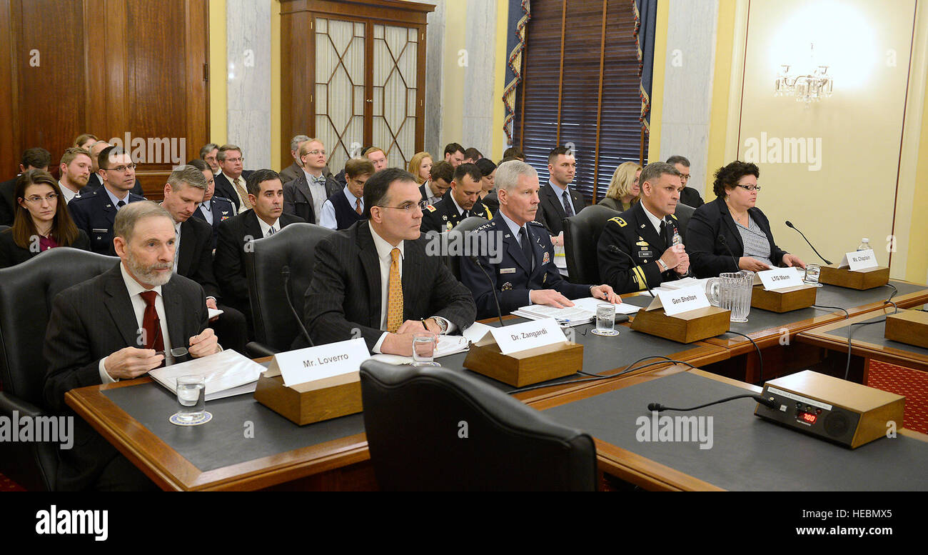 La leadership dell'Air Force Space Command testimonia davanti alla sottocommissione dei servizi armati del Senato sulle forze strategiche per quanto riguarda i programmi spaziali militari e le richieste di autorizzazione alla difesa. Foto Stock