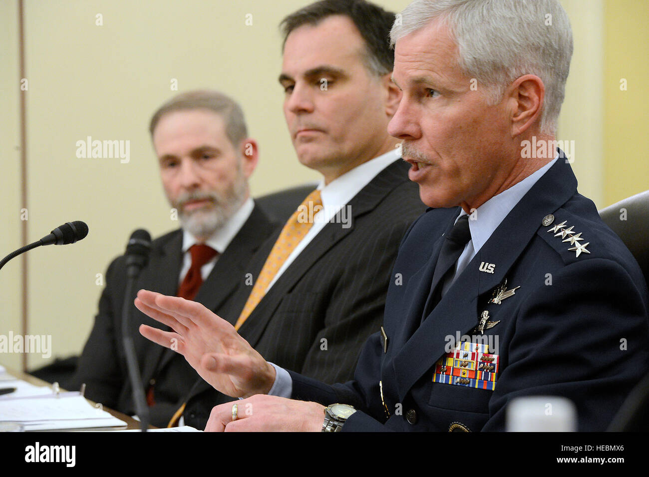 Il comandante dello Air Force Space Command testimonia dinanzi alla Commissione per i servizi armati del Senato sulle forze strategiche per quanto riguarda i programmi spaziali militari e la richiesta di autorizzazione alla difesa per l'anno fiscale 2015. Foto Stock