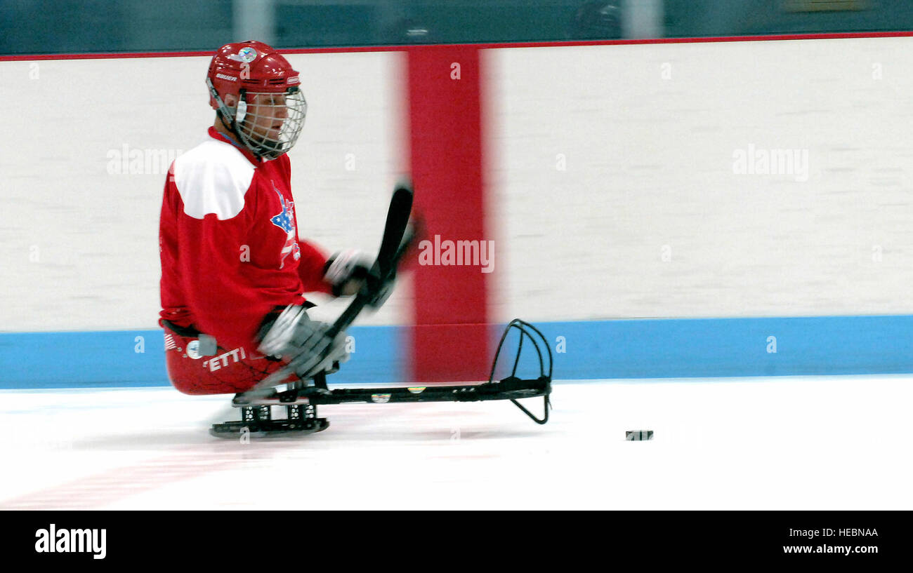 Esercito disabili veterano, Shane Parsons gestisce un puck a una slitta hockey gioco durante il ventiduesimo Nazionale Veterani disabili Winter Sports Clinic tenuti presso la Snowmass Village, Colo., 2 aprile. L annuale disabilitato imparare a sciare clinic aiuta a motivare e riabilitare disabilitato per il Dipartimento della difesa dei veterani. È il più grande del suo genere in tutto il mondo. La clinica incarica i veterani su sci alpino e nordico, rock climbing, motoslitte, sled hockey, e più. (U.S. Air Force foto/Tech. Sgt. Cecilio Ricardo) Foto Stock