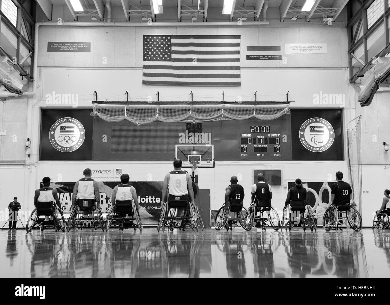 L esercito e la Marina Militare ha partecipato a due round del 2014 Warrior giochi basket in carrozzella concorrenza sett. 30, 2014, presso l'U.S. Olympic Training Center in Colorado Springs, Colo. l esercito ha battuto il Navy 37-30. (U.S. Air Force foto/Staff Sgt. Devon si adatta) Foto Stock