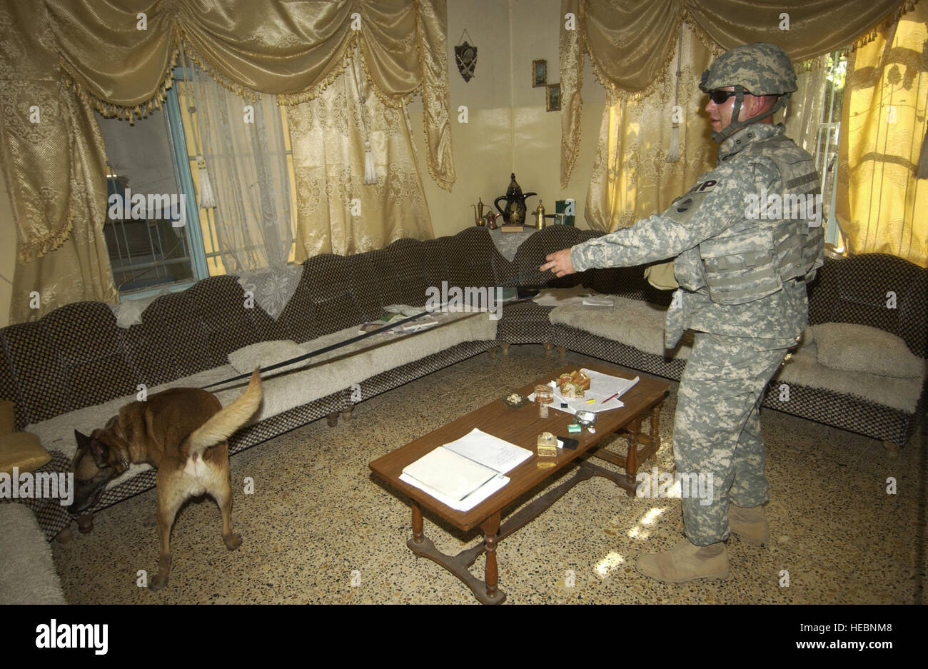 Stati Uniti Il personale dell'esercito Sgt. Ben Vidacovich e il suo cane fare una scansione di una casa iracheno durante il funzionamento Ant Hill nella città di Mosul, Iraq il 7 giugno 2007. Vidacovich è un membro della XXV divisione di fanteria, K-9, unità di Mosul, Iraq. Foto Stock