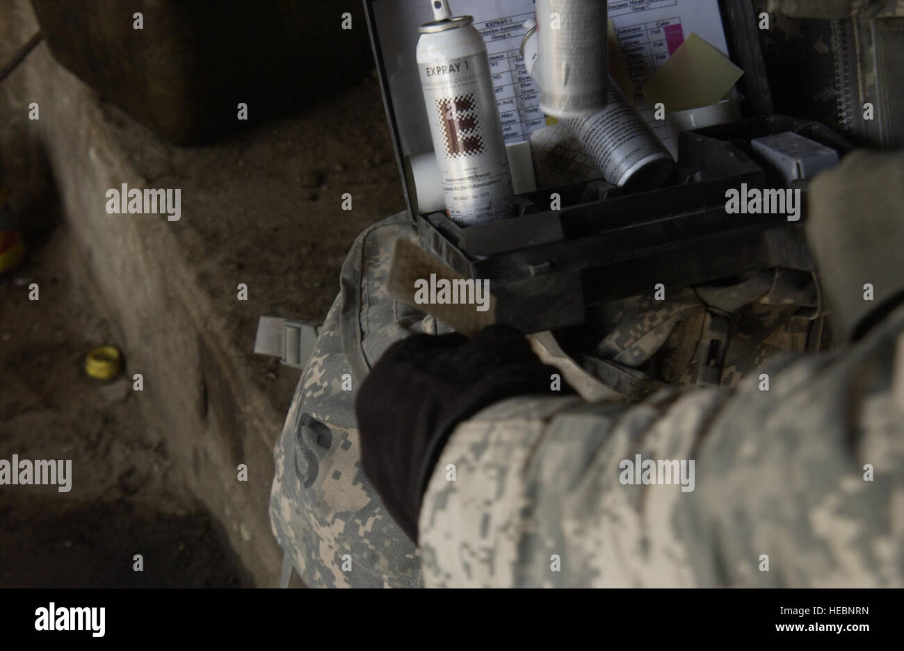 Stati Uniti Il personale dell'esercito Sgt. Scott McKissen ottiene pronto a spruzzare verso il basso un pezzo di stoffa da un esplosivo kit di rilevamento, dopo egli salviette verso il basso di una mano di una potenziale bomba che fanno sospettare durante il funzionamento Ant Hill nella città di Mosul, Iraq il 5 giugno 2007. McKissen è assegnato alla società alfa, 2° Battaglione, 7° Reggimento calvario, quarta brigata Team di combattimento, 1° Calvario divisione. Foto Stock