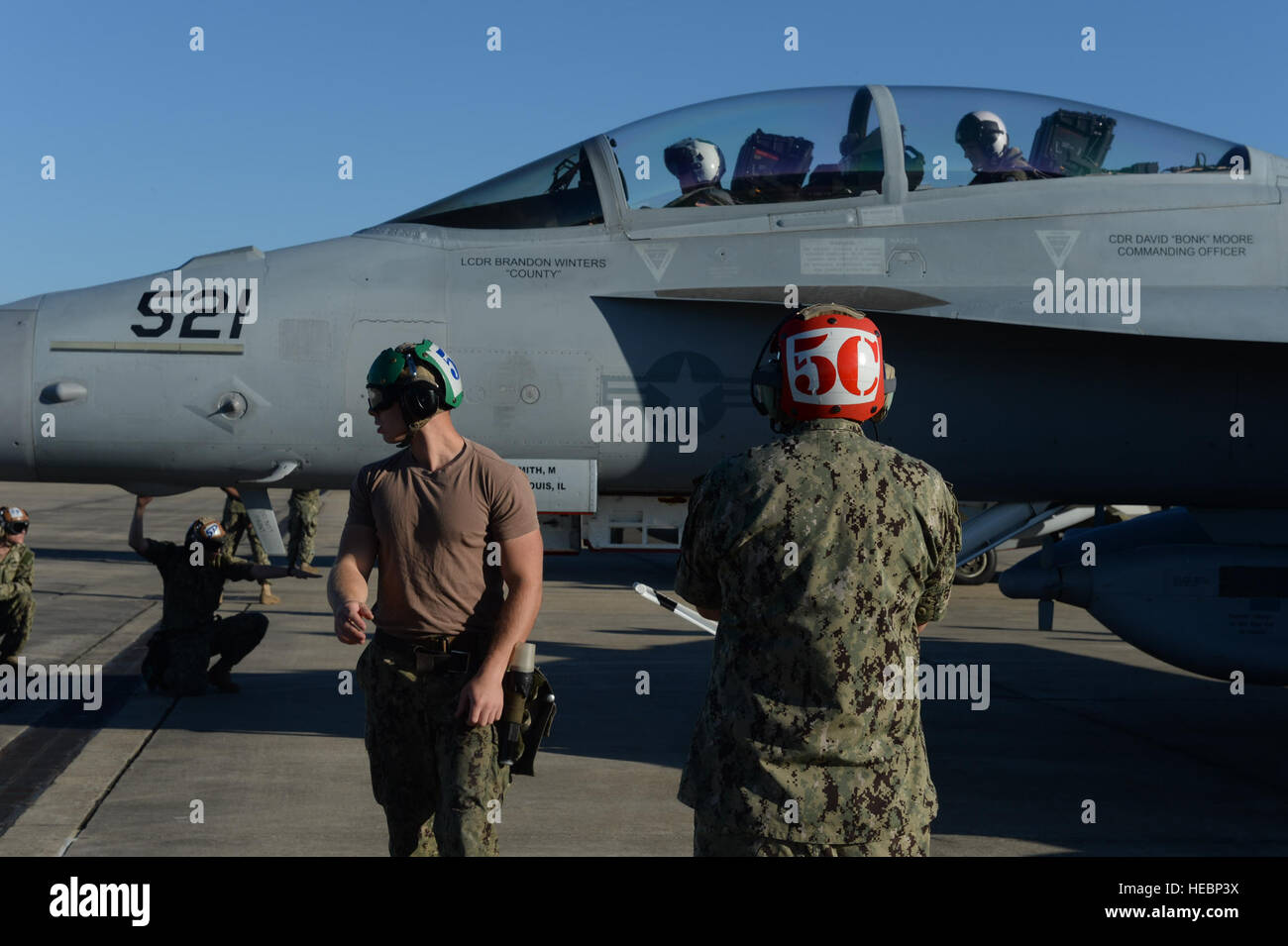 Un U.S. Aria marina wing ordnanceman da VAQ-135 "corvi neri", Naval Air Station Whidbey Island, nello Stato di Washington, attende di compiere la sua porzione di pre-lancio procedure per un EA-18G Growler, come una squadra di manutenzione stati cammina indietro dopo aver compiuto la sua parte della procedura prima del decollo per una sortita al Combat Readiness Training Center (CRTC) linea di volo per Gulfport, Miss., durante l'esercizio sciopero meridionale 15 (SS15) ott. 30, 2014. SS15 è una forza totale, multiservice esercizio ospitato dal Mississippi Guardia Nazionale la CRTC, Ott. 27 attraverso nov. 7, 2014. La SS15 esercizio enfatizza Foto Stock