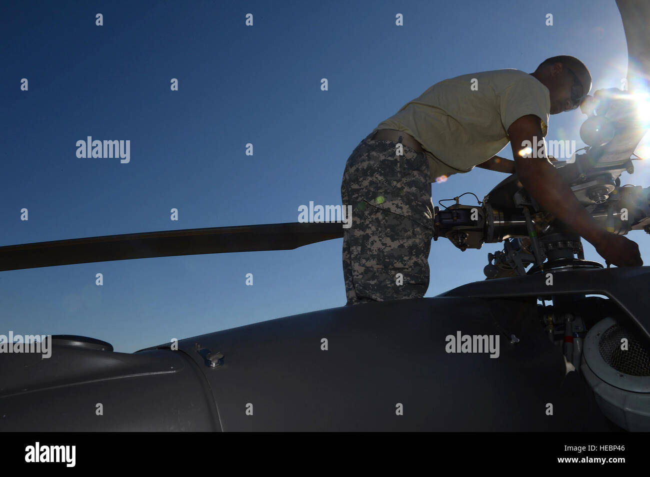 La Mississippi esercito nazionale del personale di guardia Sgt. Corey giovani, 1-185esimo reggimento aviazione capo equipaggio, ispeziona le ali rotanti di un UH-72 Lakota sulla rampa al Combat Readiness Training Center (CRTC) linea di volo per Gulfport, Miss., prima della partenza dopo aver partecipato in esercizio sciopero meridionale 15 (SS15) Il 31 ottobre 2014. SS15 è una forza totale, multiservice esercizio ospitato dal Mississippi Guardia Nazionale la CRTC, Ott. 27 attraverso nov. 7, 2014. La SS15 esercizio enfatizza aria-aria, aria-terra e forze per le operazioni speciali opportunità di formazione. Questi eventi sono integrati in dem Foto Stock