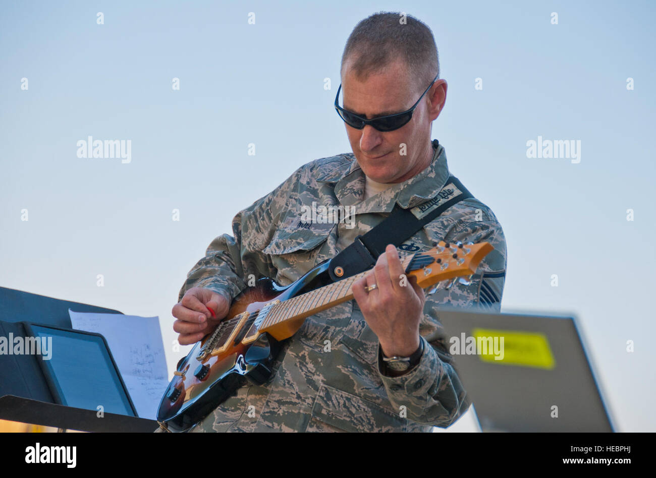 Master Sgt. Gary Noel, membro delle Forze aeree centrali di comando nastro postcombustore, esegue una vacanza canzoni a la ventiseiesima Expeditionary squadrone di salvataggio a Kandahar Airfield, Afghanistan, 24 dic. 2011. Noel e il resto della band è distribuito da Hanscom Air Force Base, messa. Foto Stock