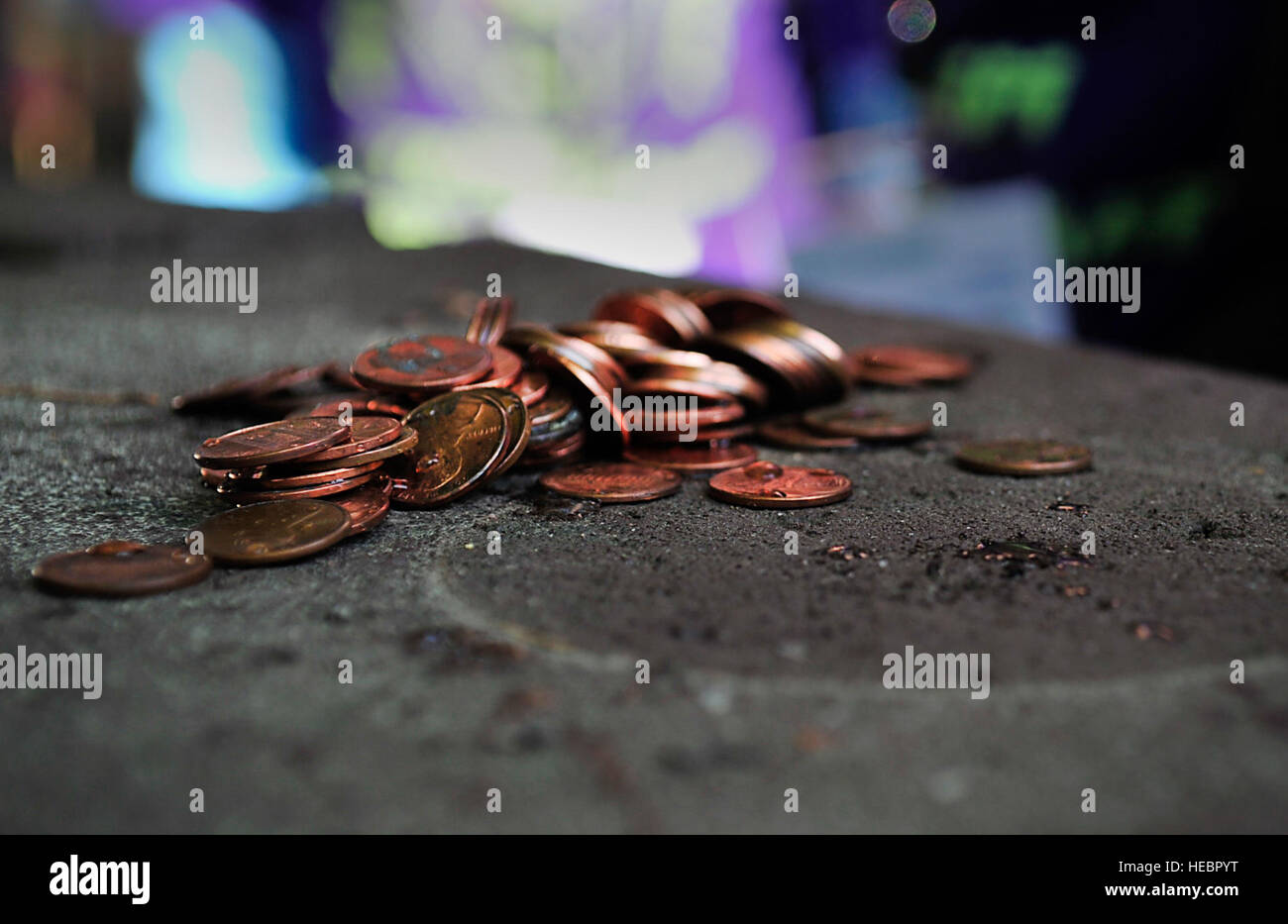 Spiccioli sono utilizzati come pesi per testare la costruzione della scuola media degli studenti in lamina di alluminio imbarcazioni come parte di una sfida STEMposium 13 maggio 2015, a Ramstein Air Base, Germania. Gli studenti delle scuole medie da tutto in Germania sono stati testati su la loro scienza, tecnologia, ingegneria e le competenze matematiche in diverse sfide. (U.S. Air Force foto/Airman 1. Classe Larissa Greatwood) Foto Stock