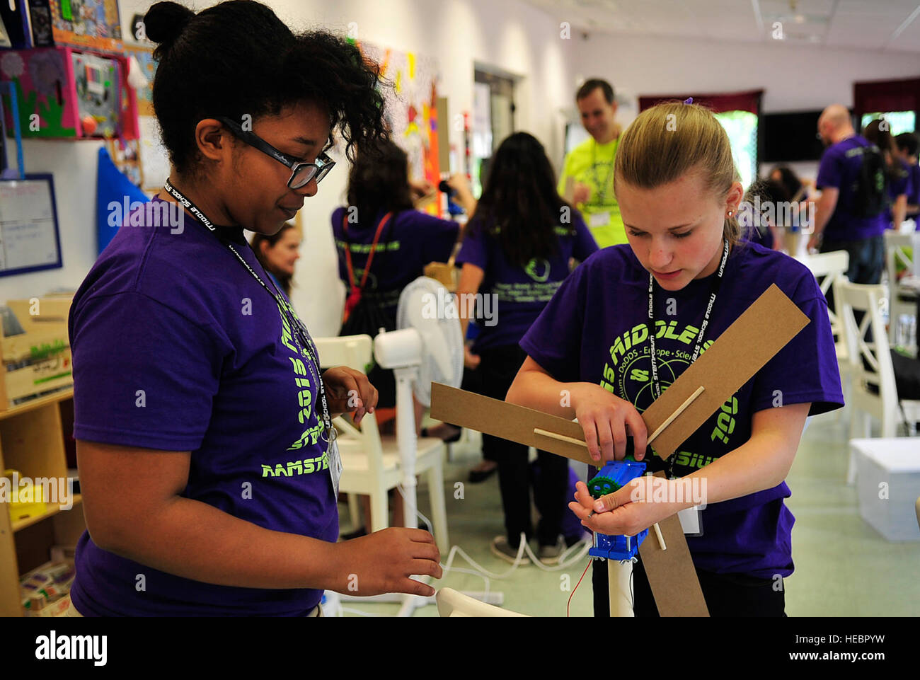Gli studenti delle scuole medie costruire un mulino durante una sfida STEMposium 13 maggio 2015, a Ramstein Air Base, Germania. Gli studenti delle scuole medie da tutto in Germania sono stati testati su la loro scienza, tecnologia, ingegneria e le competenze matematiche in diverse sfide. (U.S. Air Force foto/Airman 1. Classe Larissa Greatwood) Foto Stock