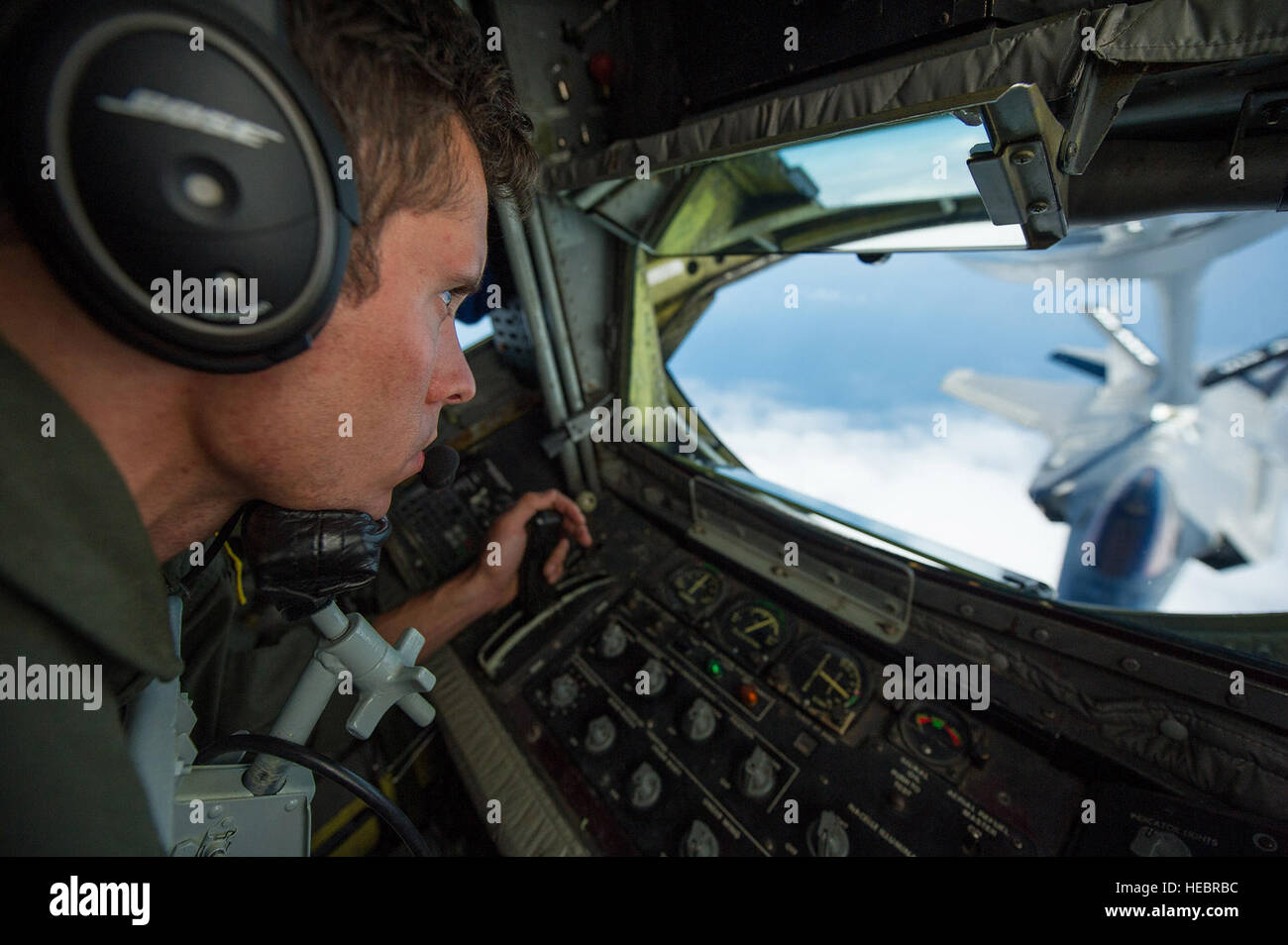 Tech. Sgt. Joe Parker refuels un F-35un fulmine II Maggio 16, 2013. Il joint strike fighter è assegnato a 58th Fighter Squadron, xxxiii Fighter Wing, Eglin AFB, Fla. la trentatreesima Fighter Wing è un laureato comune di volo e di manutenzione ala di formazione che i treni Air Force, Marine, Navy e partner internazionali degli operatori e i manutentori del F-35 Lightning II. Parker è un KC-135 Stratotanker boom operatore dal 336a Air Refuelling Squadron, marzo riserva d'aria di base, Calif. (U.S. Air Force foto/Master Sgt. John R. Nimmo, Suor) Foto Stock