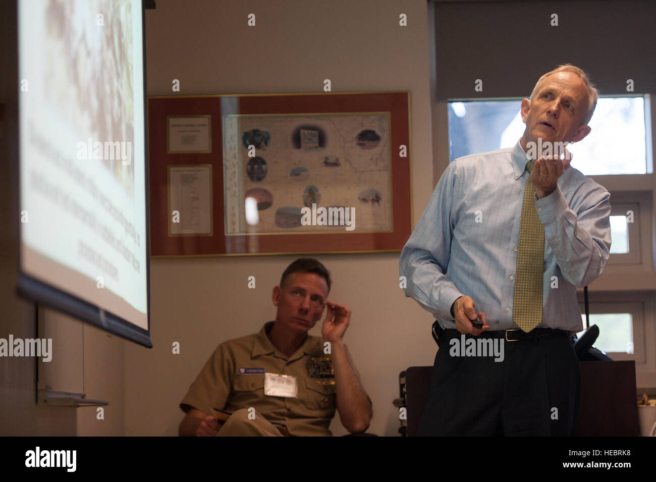 Il dott. David Smith, Vice Assistente Segretario della Difesa per forzare la tutela della salute e la disponibilità, parla con i leader emergenti circa il Dipartimento della Difesa della prospettiva sulla salute e la sicurezza durante la Asia-pacifico Strategie regionali per la salute e la sicurezza Simposio Gen 12, 2015, in corrispondenza del giunto di base Harbor-Hickam perla, Hawaii. Il simposio obiettivi compresi la revisione e la discussione di salute emergenti tendenze e minacce, alla promozione dei diritti civili-militari di considerazioni al nexus della salute e della sicurezza e la promozione di un dialogo costante e la collaborazione attraverso la creazione di un netwo Foto Stock