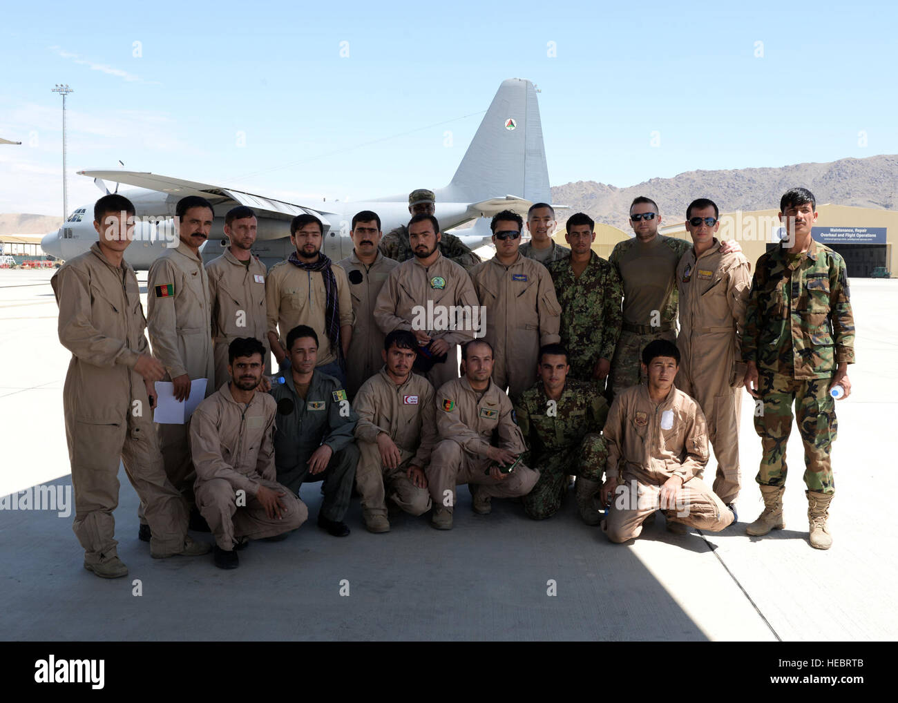 Membri del treno, consulenza, assistenza Command-Air e l esercito nazionale afghano evacuazione medica ai membri del team di posa per una foto di gruppo dopo aver eseguito le mani sulla formazione MEDEVAC Luglio 29, 2015, a Hamid Karzai International Airport, Kabul, Afghanistan. Il TAAC-consulenti aria host training settimanale con il volo afgano medici con l'assistenza di U.S. Air Force evacuazione di medicina aeronautica esperti in materia. (U.S. Air Force foto di Senior Airman Cierra Presentado/rilasciato) Foto Stock