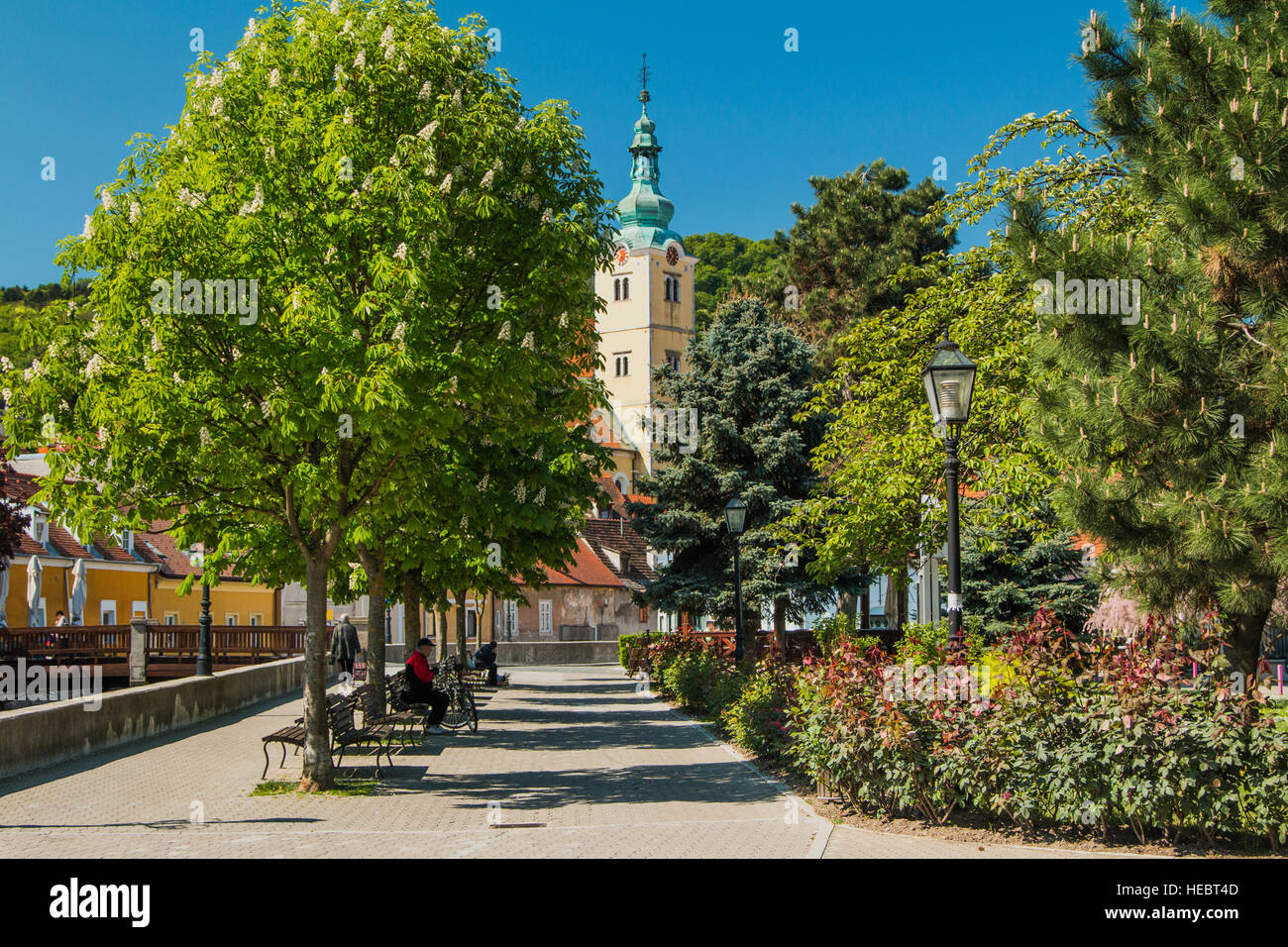 La Chiesa cattolica e il fiume nel centro di Samobor, città nel nord della Croazia Foto Stock