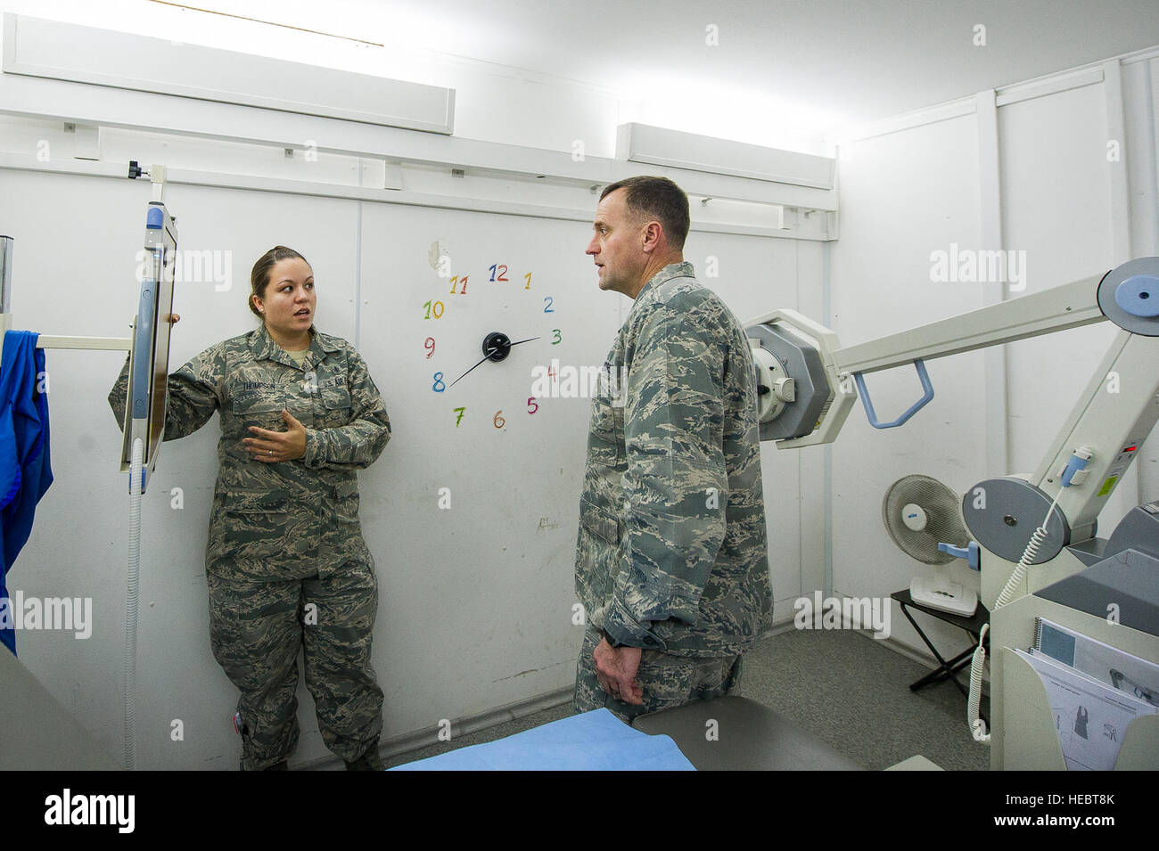 Il personale Sgt. Jennifer Thompson, 376 Expeditionary Medical Group Diagnostic Imaging Technician, spiega i raggi X al processo Col. John Millard, 376 Air Expeditionary Wing Commander, al Centro di Transito di Manas, Kirghizistan, Gennaio 08, 2014. Diagnostic imaging tecnologi sono educati in anatomia, il posizionamento del paziente, esame tecniche, apparecchiature, protocolli di sicurezza in materia di radiazioni, della protezione dalle radiazioni e la base della cura del paziente. Thompson è distribuito da Wright-Patterson Air Force Base, Ohio, e è un nativo della libertà, ind. (U.S. Air Force foto/Senior Airman George Goslin) Foto Stock