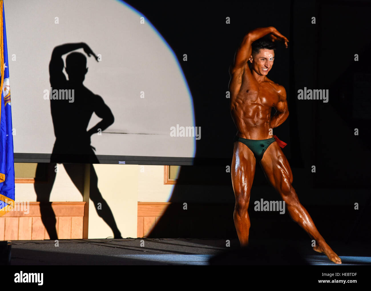 Senior Airman del 819th RED HORSE Squadron partecipa a una competizione di bodybuilding presso la Malmstrom Air Force base, Montana, dopo un'ampia formazione e preparazione, tra cui una dieta rigorosa e allenamenti giornalieri per dieci settimane. Foto Stock