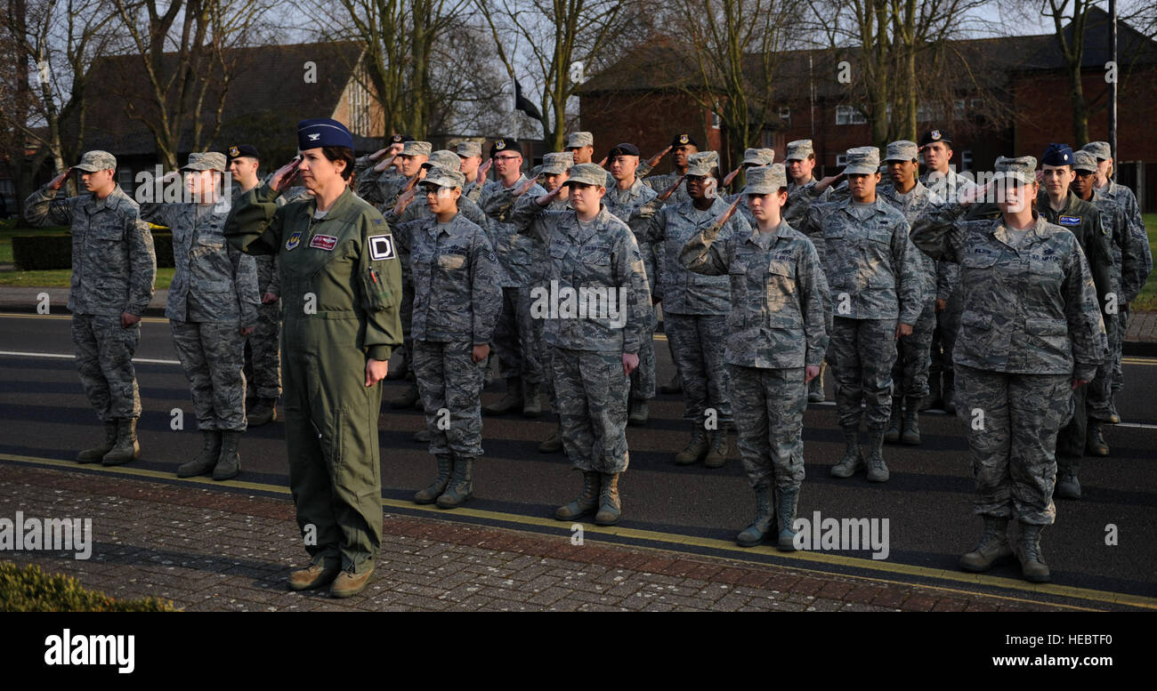 Stati Uniti Air Force Col. Nancy Bozzer, 100th gruppo Operations commander, saluta la bandiera degli Stati Uniti come è abbassato durante il ritiro mensile cerimonia del 28 marzo 2014, sulla RAF Mildenhall, Inghilterra. Retreat è una lunga tradizione di onorare la bandiera e di segnalare la fine del dazio al giorno. Una cerimonia di ritiro in cui la guardia d'onore si ritira la bandiera degli Stati Uniti e la Royal Air Force ensign, avviene tipicamente l'ultimo venerdì di ogni mese. (U.S. Air Force foto di Airman 1. Classe Preston Webb/rilasciato) Foto Stock