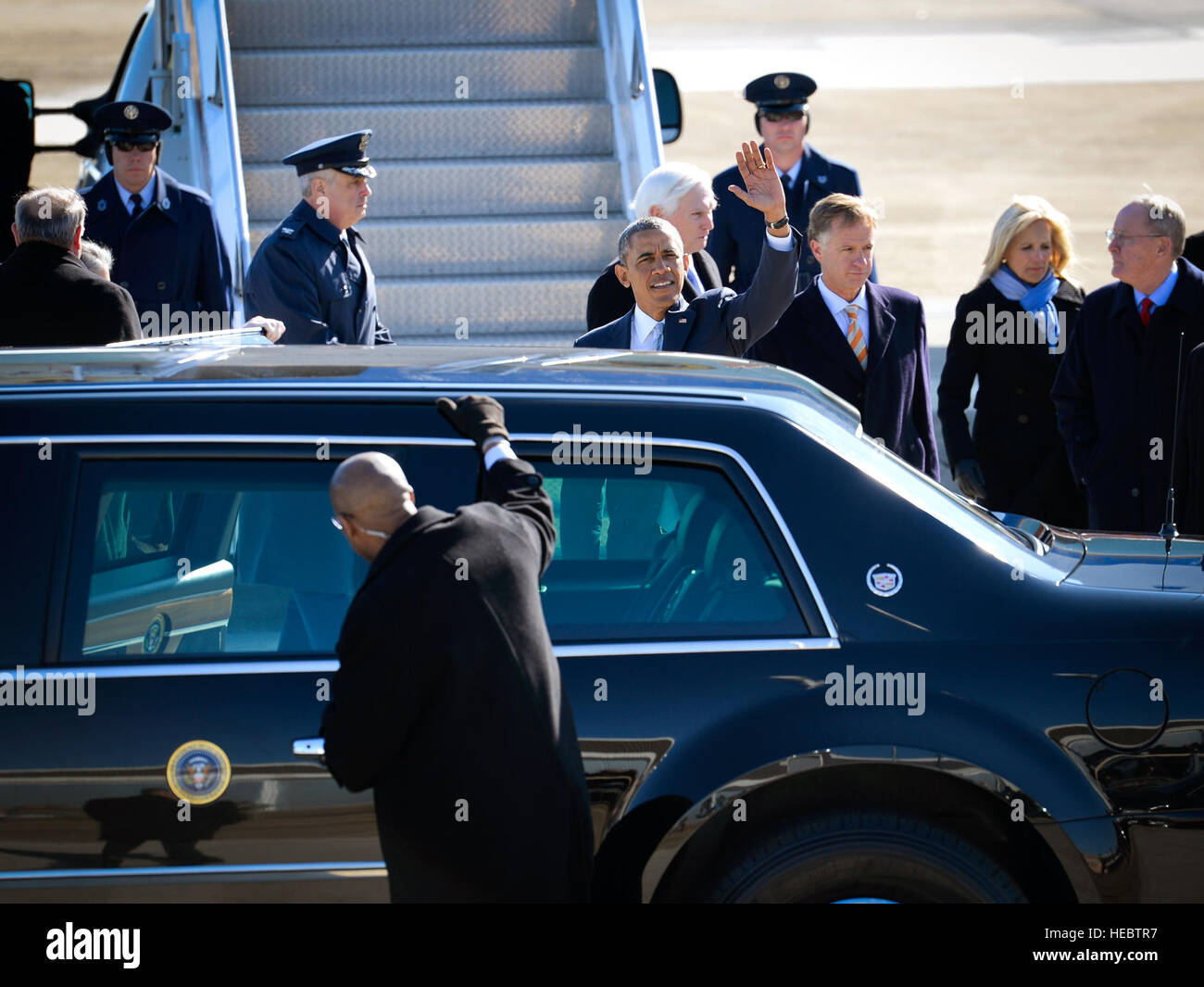 Il presidente Barack Obama onde all'arrivo di McGhee Tyson Air National Guard Base, Tennessee, su 9 gen. Membri del 134Air Refuelling Wing fornito supporto di base per garantire la sicurezza e fornire ospitalità durante la sua visita a Knoxville community college di annunciare una educazione nazionale iniziativa denominata "America's College promessa." (Air National Guard photo by Staff Sgt. Benjamin Mellon/RILASCIATO) Foto Stock