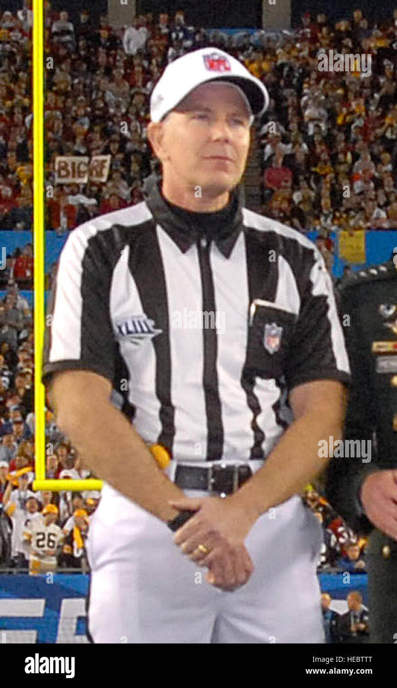 Il generale David H. Petraeus, Commander, Regno Staes comando centrale, colloqui con testa Super Bowl XLIII arbitro, Terry McAulay prima il coin toss Feb. , presso Raymond James Stadium di Tampa Florida (USAF Foto di SSgt bradley Lail) (rilasciato) Foto Stock