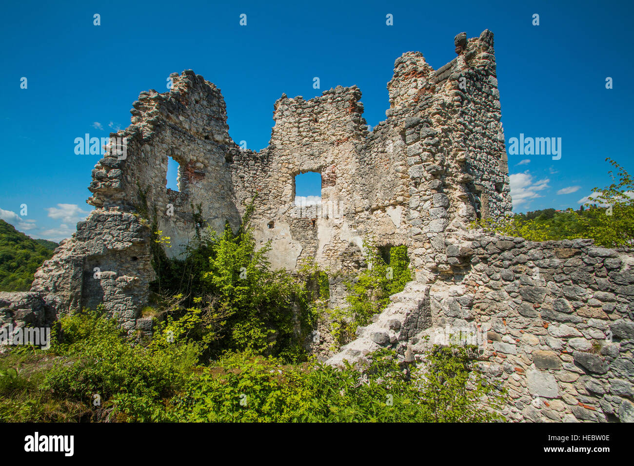 Pareti in rovina del vecchio abbandonato fortezza medievale Samobor, Croazia Foto Stock