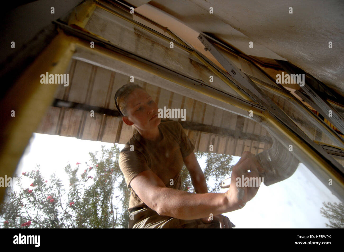 Steelworker, Sottufficiali di terza classe Mandy Lewis, dipinge il rivestimento di una finestra in aula durante una tre-giorni di servizio comune di assistenza comunitaria ai volontari progetto mentre dispiegato per la Combined Joint Task Force - Corno d Africa. Il team di CAV, attraverso donazioni e raccolte di fondi, ha contribuito a rinnovare un ragazzo scuola orfanotrofio chiamato l'Assemblea Mondiale des Jeunes Musulmans Centre National pour la protezione nonché ha donato una macchina lavabiancheria. Foto Stock