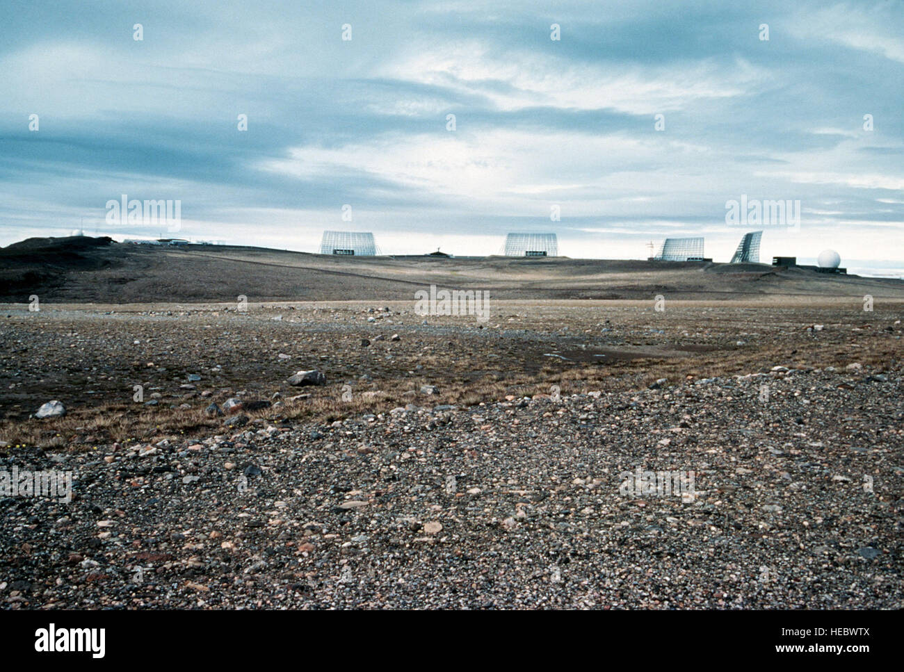 Una vista di quattro UN/EPS-50 allarme antenne radar situato presso il missile balistico Early Warning System sito. Un'antenna cupola è visibile a destra. Foto Stock