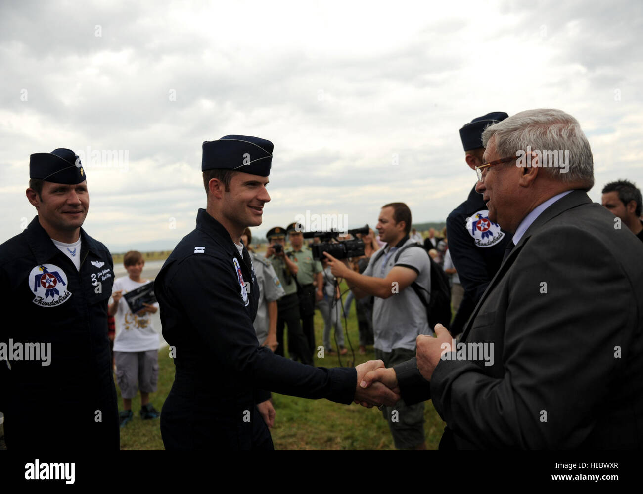 Il cap. Ryan Riley, Thunderbird 2, ala sinistra, viene accolto dal Ministro bulgaro della difesa Anu Anguelov durante il Graf Ignatievo Air Base Air Show, la Bulgaria il 25 giugno 2011. Il Thunderbirds eseguirà in nove paesi durante i loro sei settimane di tour europeo, favorendo la volontà internazionale e in rappresentanza di America's aviatori di tutto il mondo. (U.S. Air Force foto/Staff Sgt. Larry E. Reid Jr., rilasciato) Foto Stock