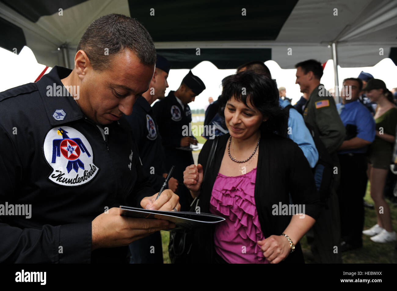 Master Chief Sgt. Tom Mical, Chief arruolato Manager, U.S. Air Force aria squadrone di dimostrazione "Thunderbirds', segni autografi durante il Graf Ignatievo Air Base Air Show, la Bulgaria il 25 giugno 2011. Il Thunderbirds eseguirà in nove paesi durante i loro sei settimane di tour europeo, favorendo la volontà internazionale e in rappresentanza di America's aviatori di tutto il mondo. (U.S. Air Force foto/Staff Sgt. Larry E. Reid Jr., rilasciato) Foto Stock