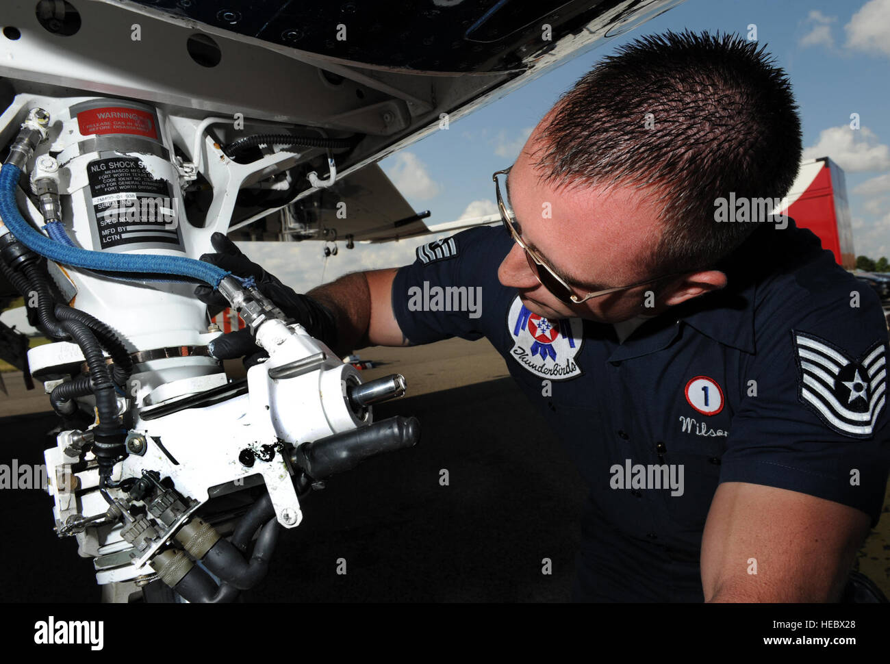 Tech. Sgt. Jason Wilson, Thunderbird 1 dedicato assistente capo equipaggio, applica il polacco ad un distanziatore in ottone sul suo jet durante la fase di pre-flight ispezioni presso la Royal Air Force Waddington International Air Show, Regno Unito, 2 luglio 2011. Il Thunderbirds eseguirà in nove paesi durante i loro sei settimane di tour europeo, favorendo la volontà internazionale e in rappresentanza di America's aviatori di tutto il mondo. (U.S. Air Force foto/Staff Sgt. Larry E. Reid Jr., rilasciato) Foto Stock