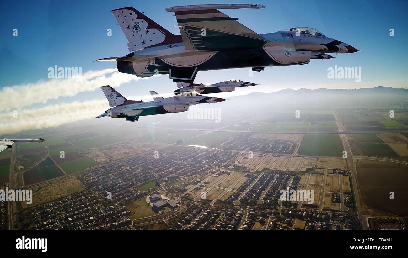 Thunderbirds i piloti si avvicinano alla University of Phoenix Stadium per eseguire un cavalcavia durante il Super Bowl XLIX gioco, Phoenix, 1 febbraio 2015. (U.S. Air Force foto/Tech. Sgt. Manuel J. Martinez) Foto Stock