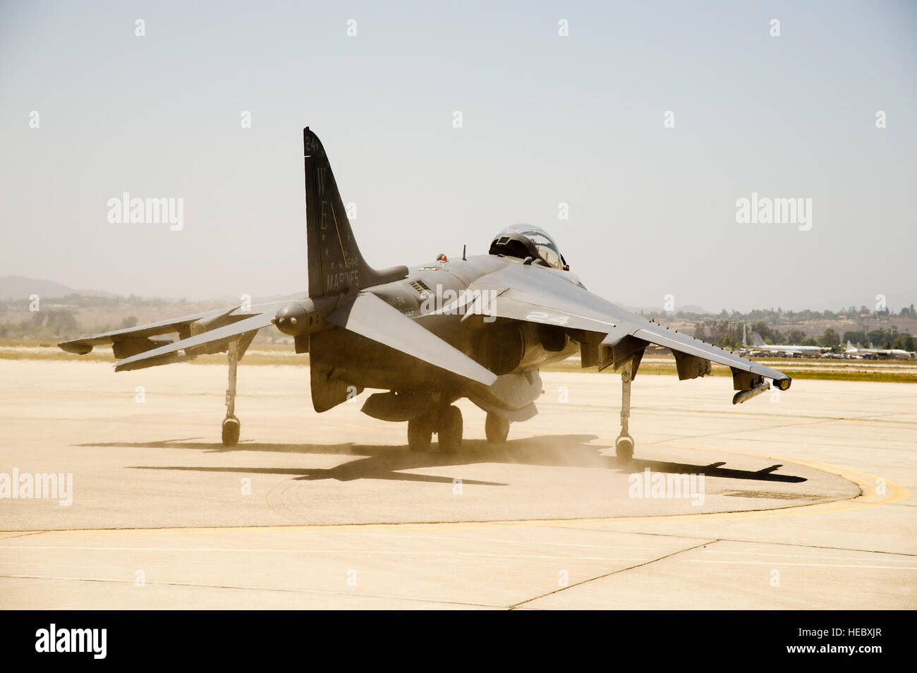 Un U.S. Marine Corps AV-8B Harrier da VMA-214, Yuma, Ariz., taxi per il decollo durante l'aria Fest 2012 a marzo riserva d'aria di base, California, 19 maggio 2012. L'aria fest funzioni militari e civili di antenna e dimostrazioni di massa durante una due giorni di spettacolo aereo. (U.S. Air Force photo by Staff Sgt. Matthew Smith/rilasciato) Foto Stock