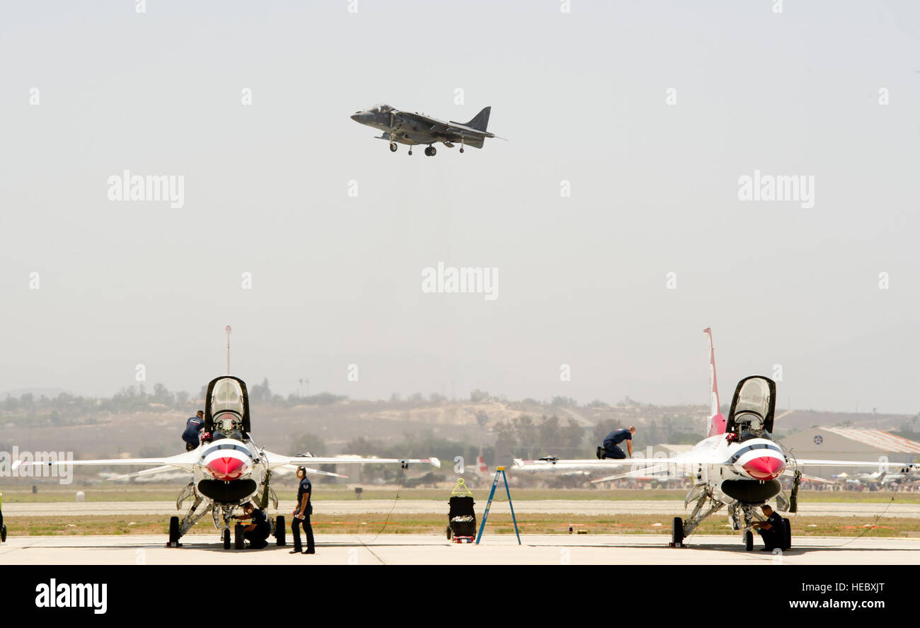 Un U.S. Marine Corps AV-8B Harrier da VMA-214, Yuma, Ariz. passa sopra gli Stati Uniti Air Force Thunderbirds manifestazione aerea dal team alla Nellis Air Force Base, Nev., durante l'aria Fest 2012 a marzo riserva d'aria di base, California, 19 maggio 2012. L'aria fest funzioni militari e civili di antenna e dimostrazioni di massa durante una due giorni di spettacolo aereo. Foto Stock