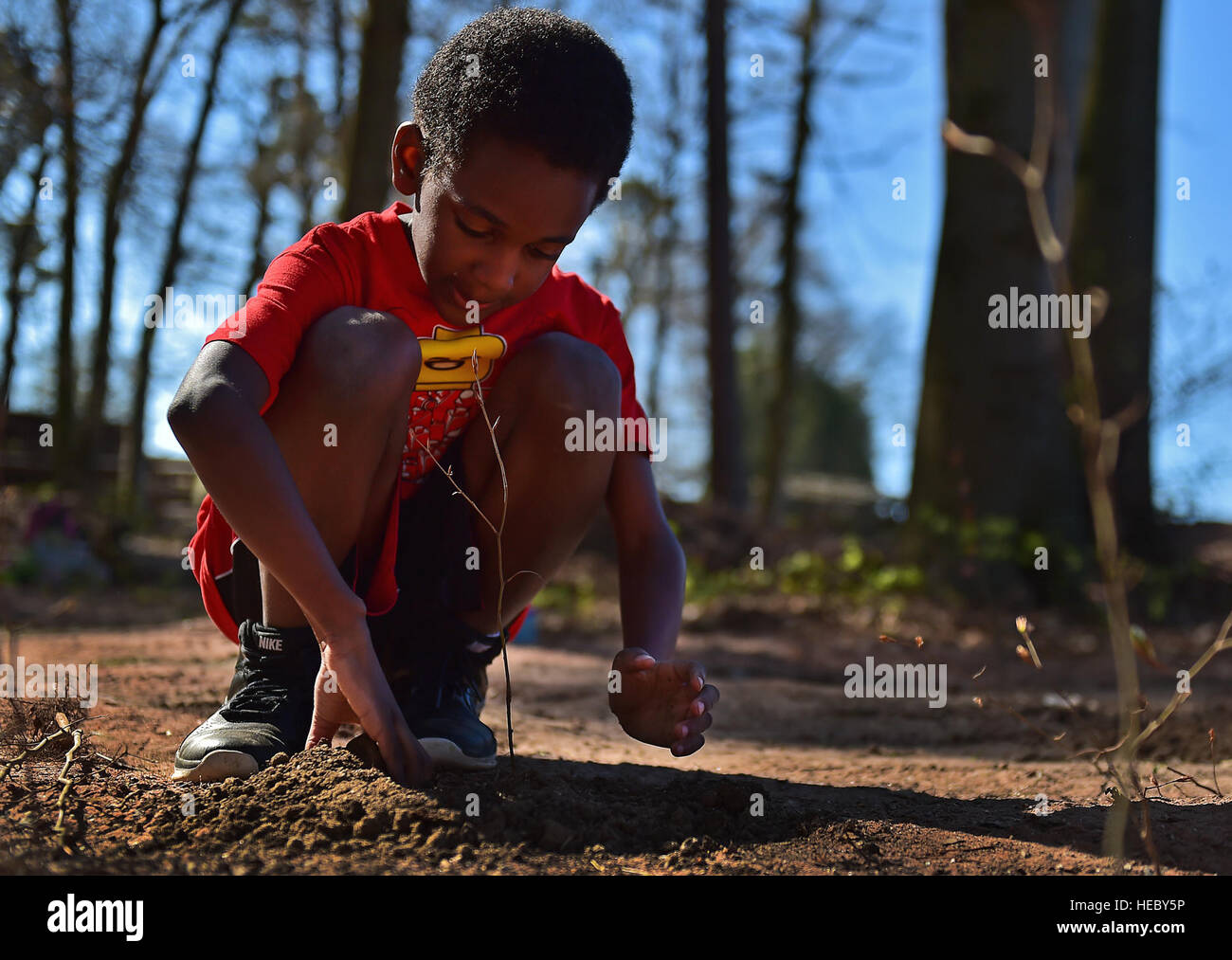 Azarias Porte di secondo grado studente da Ramstein Scuola Elementare, pianta un albero in onore della Giornata della Terra il 22 aprile 2015, a Ramstein Air Base, Germania. Porte e i suoi compagni di classe hanno lavorato insieme per piantare più di cento alberi su Ramstein come parte della Giornata della Terra 2015. La classe ha lavorato anche con il ragazzo e ragazza Scout degli Stati Uniti d'America per pulire i bordi della strada che conduce a Ramstein. (U.S. Air Force foto/Staff Sgt. Sara Keller) Foto Stock