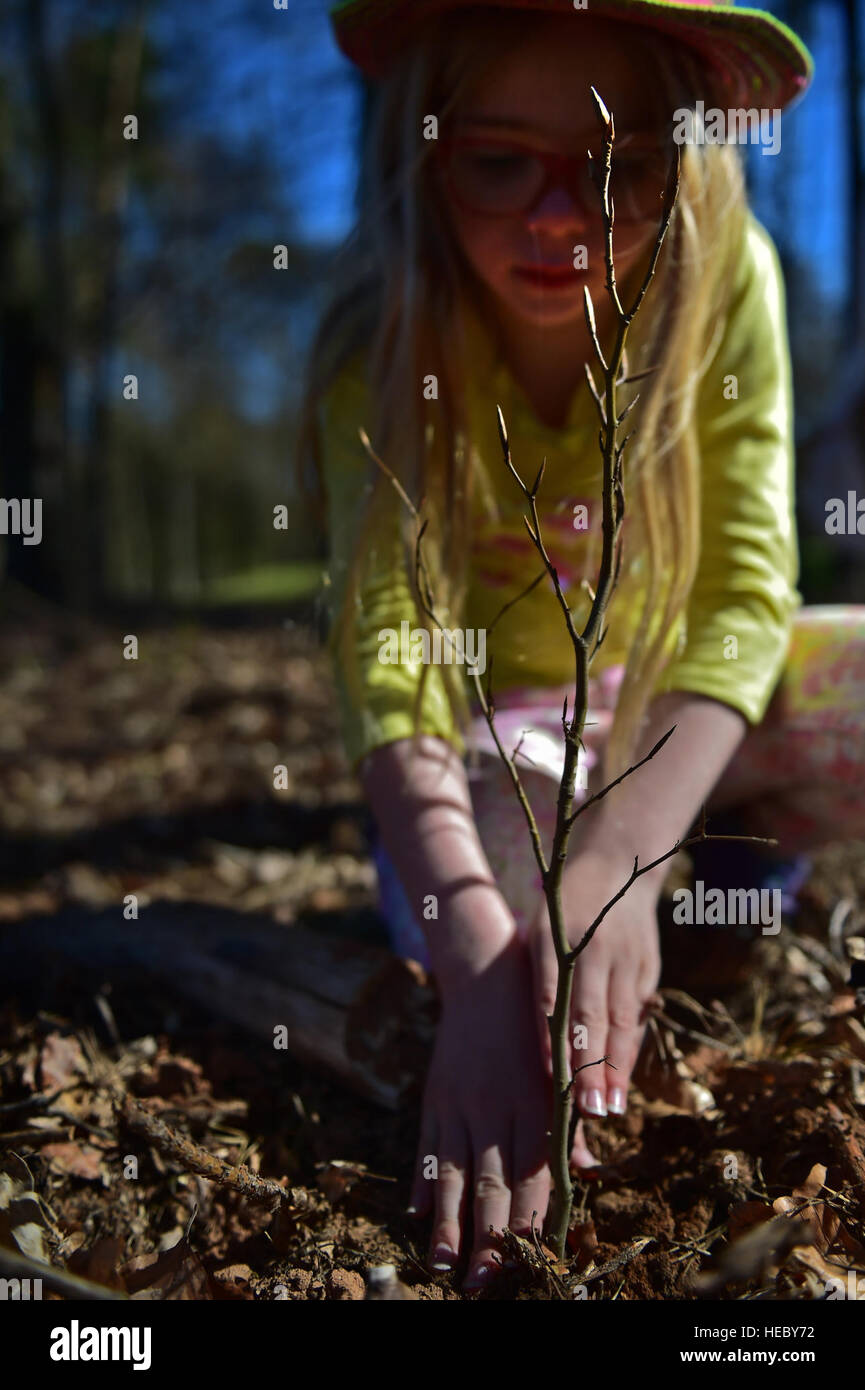 Noelle Unruh di secondo grado studente da Ramstein Scuola Elementare, pianta un albero in onore della Giornata della Terra il 22 aprile 2015, a Ramstein Air Base, Germania. Unruh e i suoi compagni erano appaiate in ai team di lavorare insieme per piantare più di cento alberi su Ramstein come parte della Giornata della Terra 2015. La classe ha lavorato anche con il ragazzo e ragazza Scout degli Stati Uniti d'America per pulire i bordi della strada che conduce a Ramstein. (U.S. Air Force foto/Staff Sgt. Sara Keller) Foto Stock