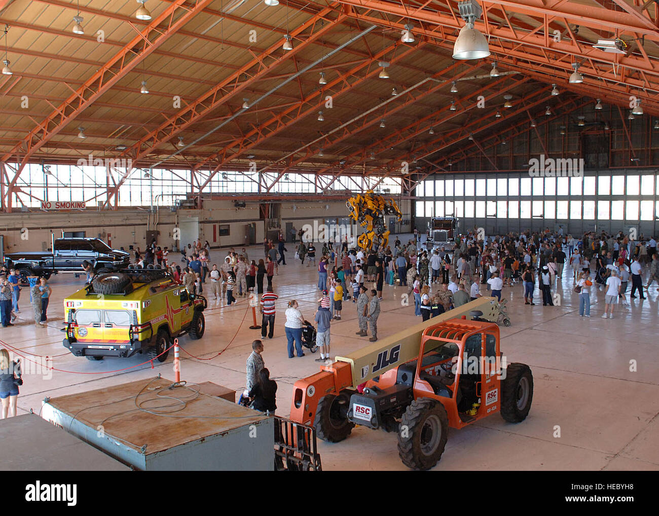 I membri della comunità Holloman raccogliere di hangar 500 per vedere le vetture dal film trasformatore 2 Settembre 22, a Holloman Air Force Base, N.M. Sogno opere principali motion picture studio ha iniziato le riprese di Transformers 2 a Holloman Air Force Base e White Sands Missile Range all inizio di settembre. (U.S. Air Force foto di Airman 1. Classe John D. forte II) Foto Stock