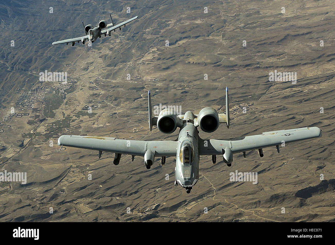 Due A-10 Thunderbolt IIs sorvolare l'Afghanistan fornendo il coperchio superiore per forze di terra. A-10s eseguire mostra di forza e fornire armati overwatch antenna a sostegno dell'Operazione Enduring Freedom. (U.S. Air Force foto/Staff Sgt. Aaron Allmon) Foto Stock