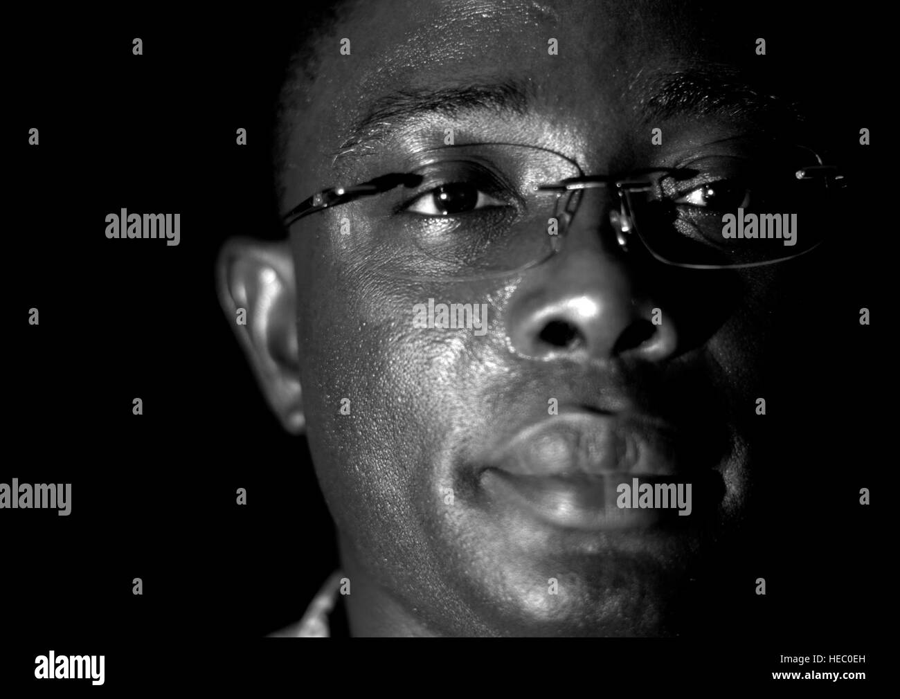 Stati Uniti La riserva di esercito Cpl. Kwami Koto, Combined Joint Task Force - Corno d Africa gli affari civili team 4902 information manager, è un nativo della Repubblica del Togo, Africa, e utilizza la sua esperienza per impegnarsi con la popolazione di Gibuti. Quasi dieci anni fa, koto e sua moglie erano fuggiti dalle loro Togo home ed è venuto negli Stati Uniti come rifugiati politici. Koto, ora e cittadino americano che vive in Denton, Texas, è attualmente implementato come un caporale NEGLI STATI UNITI Esercito di riserva, aiutando i CJTF-HOA missione di CJTF-HOA come gli affari civili membro del team di comportamento civile e di non belligeranza operazioni militari in Africa orientale, obiettivo Foto Stock