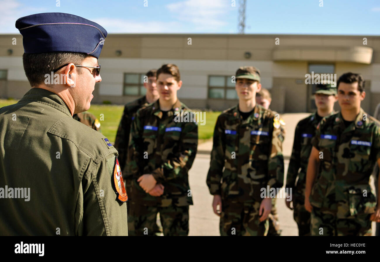 Stati Uniti Air Force Capt. Julio Sanchez, C-130 navigator con la 169Airlift Squadron, accoglie Civil Air Patrol cadetti al 182nd Airlift Wing prima del loro tour in Peoria, Illinois, il 2 maggio 2015. Il Peoria e Bloomington cadetti hanno visitato la Air National Guard base per imparare come i vari campi di carriera il supporto del parafango di mobilità in aria la missione. Essi hanno altresì preso un volo di orientamento su un C-130 Hercules durante la loro visita. (U.S. Air National Guard photo by Staff Sgt. Buehrer Lealan/rilasciato) Foto Stock