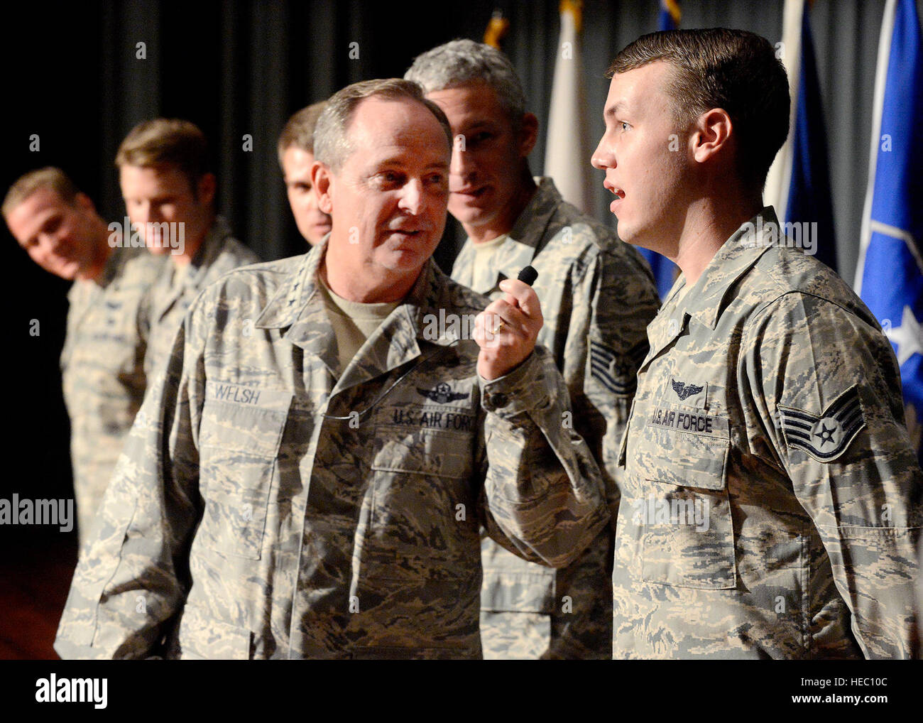 Stati Uniti Air Force capo del personale gen. Mark A. Welsh III, primo piano a sinistra, parla al personale Sgt. Robert Wells durante un aviatore?s chiamata a Kadena Air Base, Giappone, e il agosto 21, 2013. Il gallese e il Capo Comandante Sergente della Air Force James A. Cody ha presentato il Distinguished Flying Cross per pozzi, Cap. Michael Kingry, Cap. Gavin Johnson, 1Lt. Matteo Pfarr, Tech. Sgt. Scott Lagerveld e Staff Sgt. Robert Wells per una missione di soccorso in Afghanistan. (U.S. Air Force foto di Scott M. Ash/rilasciato) Foto Stock