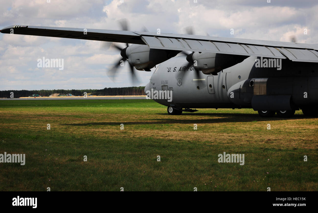 Un U.S. Air Force C-130J Super velivoli Hercules si prepara a prendere il via da un unimproved pista di Powidz Air Base, Polonia, agosto 25, 2014, per una missione come parte della Polonia Off-stazione di distribuzione di formazione, a 2 mese Aria forza expeditionary rotazione, a sostegno di Atlantic risolvere. Con base in Europa U.S. Unità dell'esercito sono state distribuite in Polonia, Lituania, Estonia e Lettonia per condurre bilaterale di esercitazioni militari e rafforzare la sicurezza della NATO di impegni per le nazioni ospitanti. (U.S. Air Force photo by Staff Sgt. Jarad A. Denton/rilasciato) Foto Stock