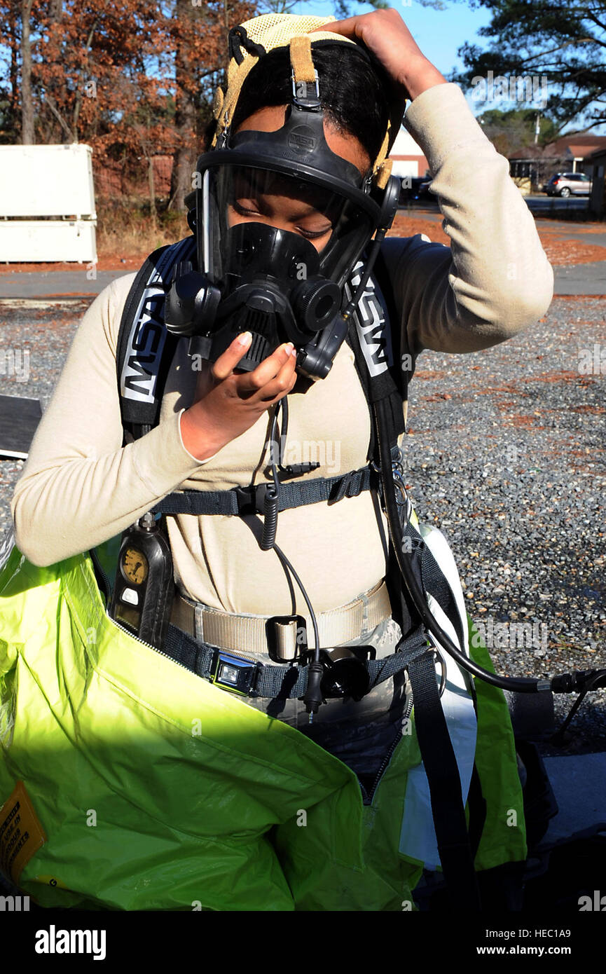 Stati Uniti Air Force Senior Airman Felicia ancora, un bioenvironmental tecnico di ingegneria con il 633rd Aerospace Medical Squadron, indossa una maschera a gas durante un materiale pericoloso esercizio a base comune Langley-Eustis, Va., Dic 18, 2013. L'esercizio è stato progettato per aumentare le competenze in materia di gestione di crisi le competenze e promuovere il partenariato tra la gestione delle emergenze e di applicazione della legge. (U.S. Air Force foto di Senior Airman Brittany Paerschke-O'Brien/rilasciato) Foto Stock