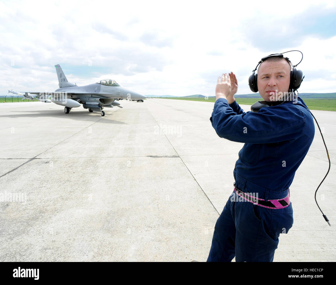 Stati Uniti Air Force Senior Airman Teric Melhaff, un capo equipaggio con il trentunesimo Manutenzione aeromobili squadrone, dirige un F-16 Fighting Falcon pilota di aeroplani a Campia Turzii, Romania, 10 aprile 2014, durante i Daci Viper 2014. I daci Viper è un accordo bilaterale in materia di esercizio dell'aria progettati per ottimizzare l'interoperabilità e la disponibilità TRA STATI UNITI Air Force e il rumeno Air Force. (U.S. Air Force photo by Staff Sgt. R.J. Biermann/rilasciato) Foto Stock