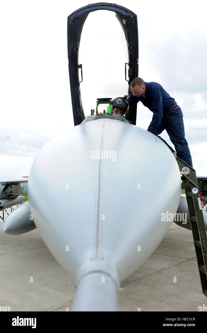 Stati Uniti Air Force Senior Airman Teric Melhaff, destra, un capo equipaggio con il trentunesimo Manutenzione aeromobili squadrone, assiste un F-16 Fighting Falcon pilota di aeroplani con controlli preflight a Campia Turzii, Romania, 10 aprile 2014, durante i Daci Viper 2014. I daci Viper è un accordo bilaterale in materia di esercizio dell'aria progettati per ottimizzare l'interoperabilità e la disponibilità TRA STATI UNITI Air Force e il rumeno Air Force. (U.S. Air Force photo by Staff Sgt. R.J. Biermann/rilasciato) Foto Stock